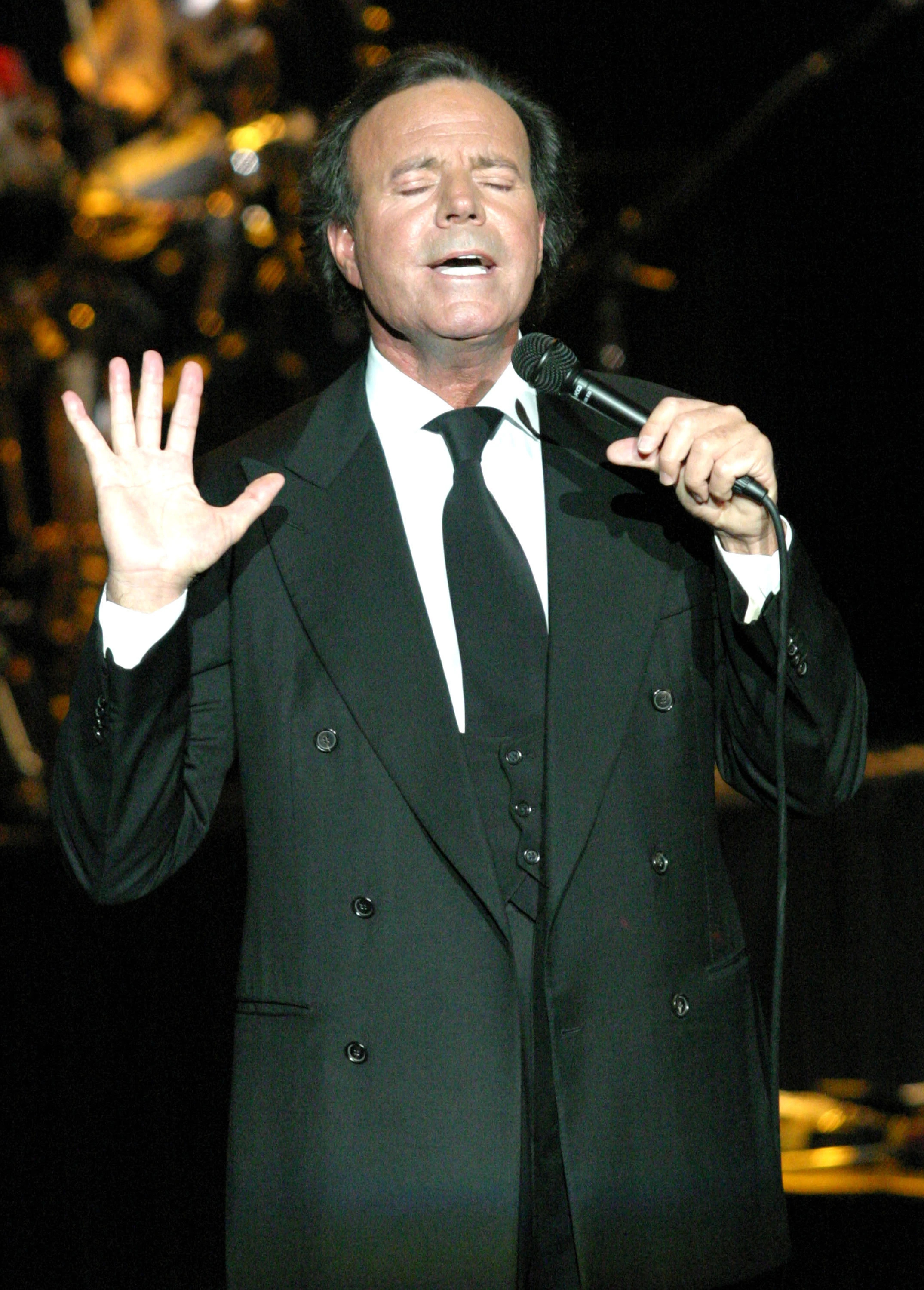 Julio Iglesias, Secret son, DNA swabs, Enrique, 2150x3000 HD Phone