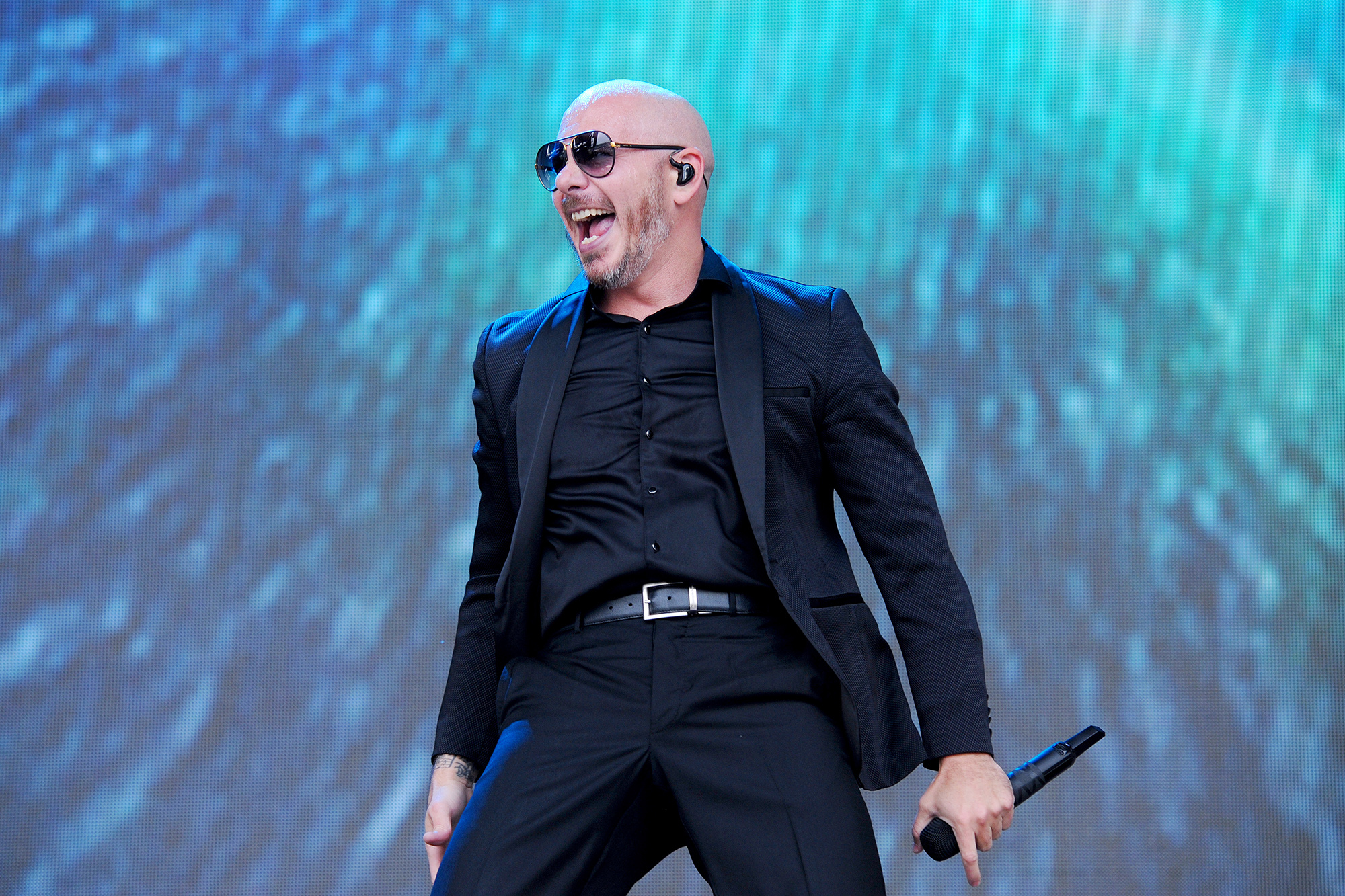 Pitbull, Rapper, Paralyzed woman, Concert, 2000x1340 HD Desktop