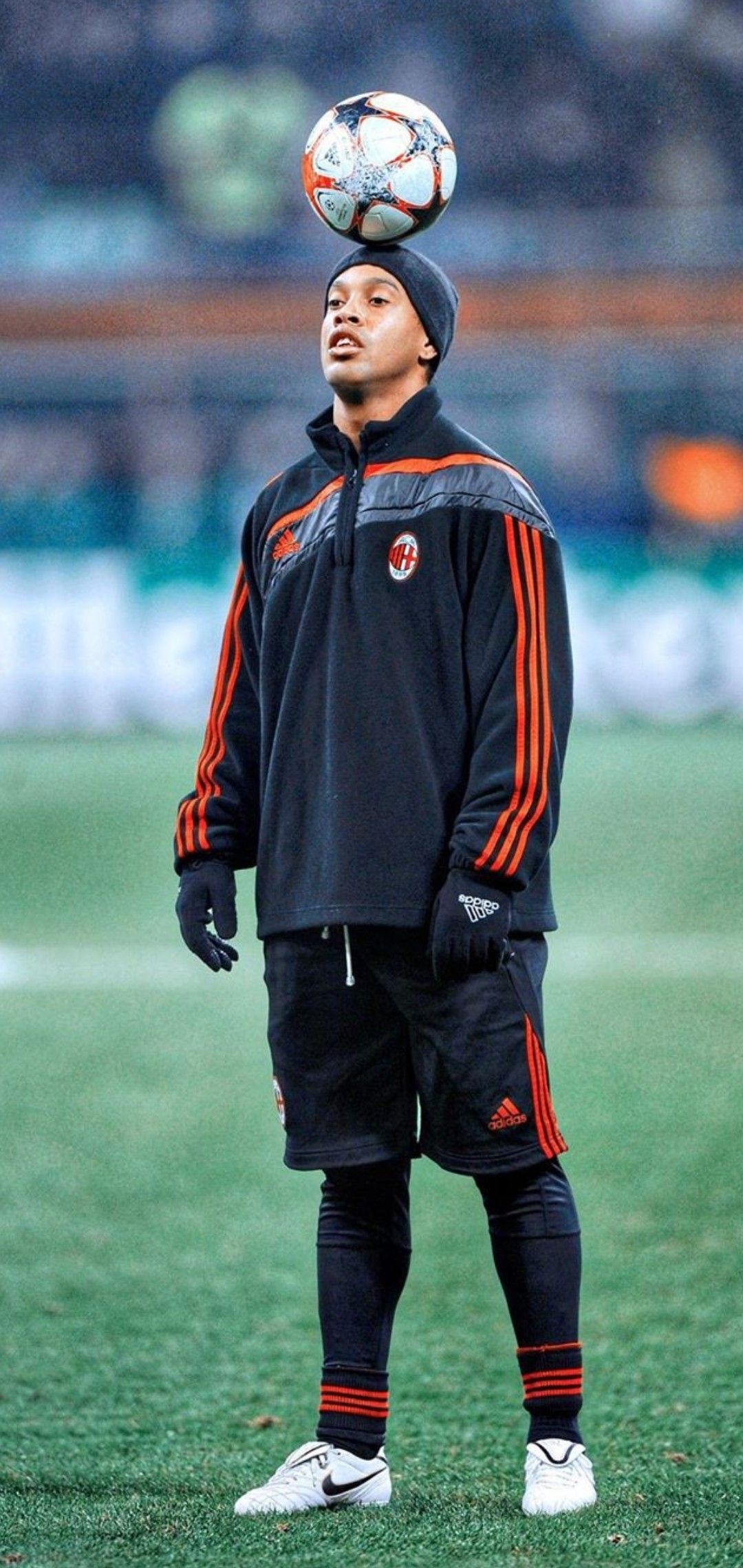 Ronaldinho, AC Milan training kit, UEFA Champions League ball, HD Phone wallpaper