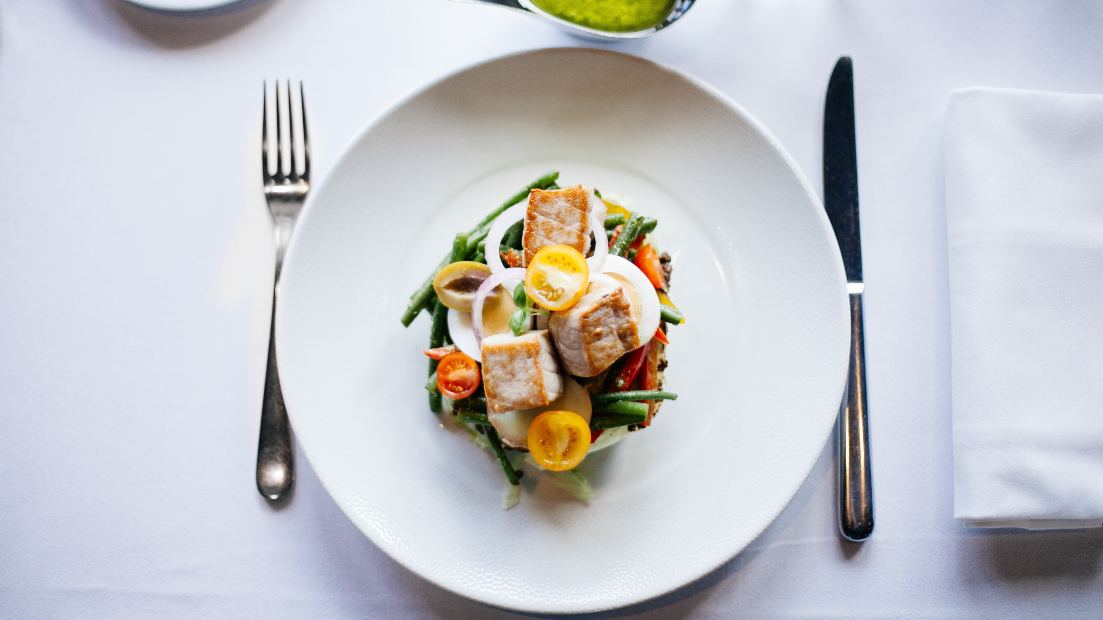 White plate, Meat dish, Elegant table setting, Appetizing presentation, 3840x2160 4K Desktop