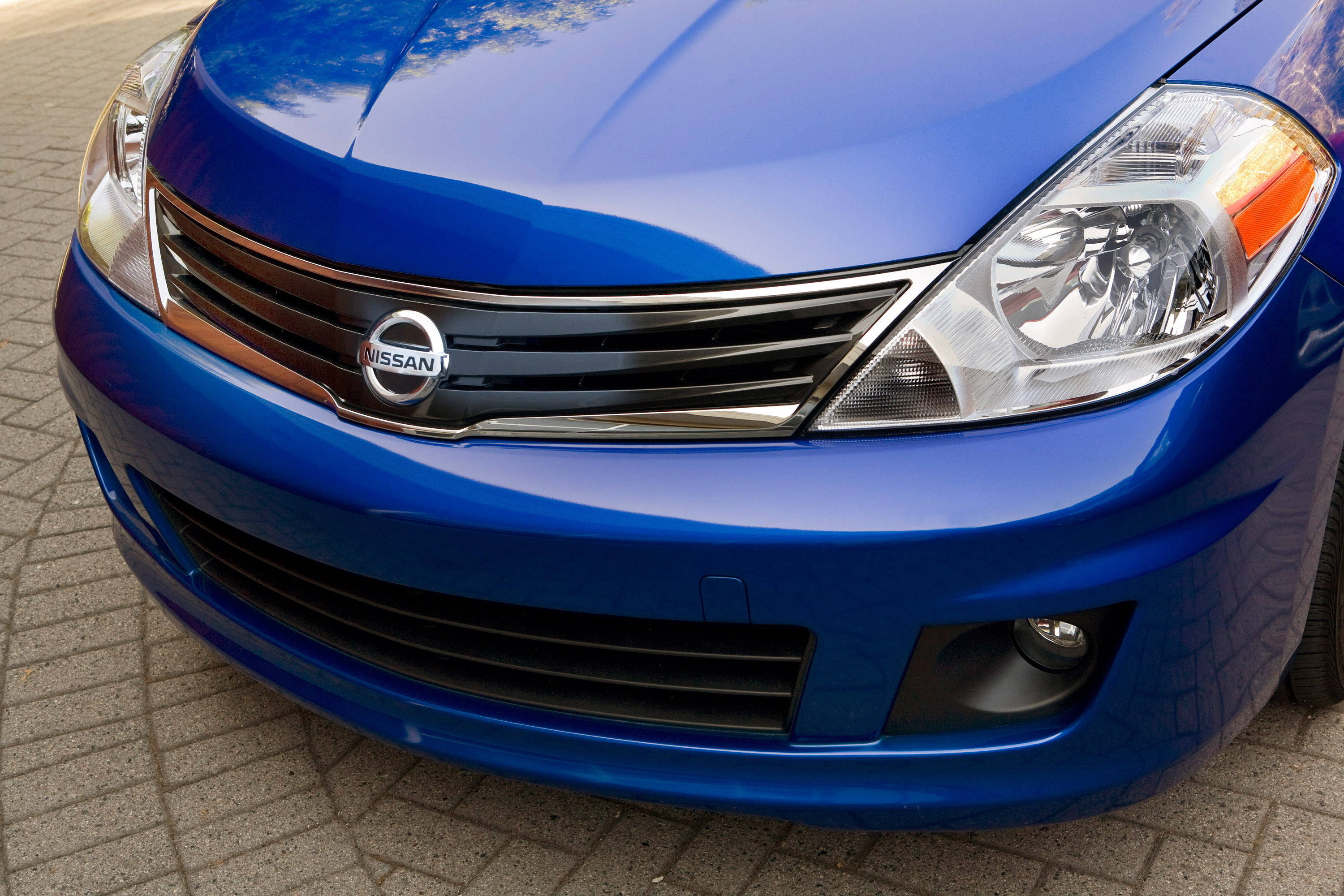 Nissan Versa 2010, Sleek and stylish, Efficiency and affordability, Dependable performance, 3000x2000 HD Desktop