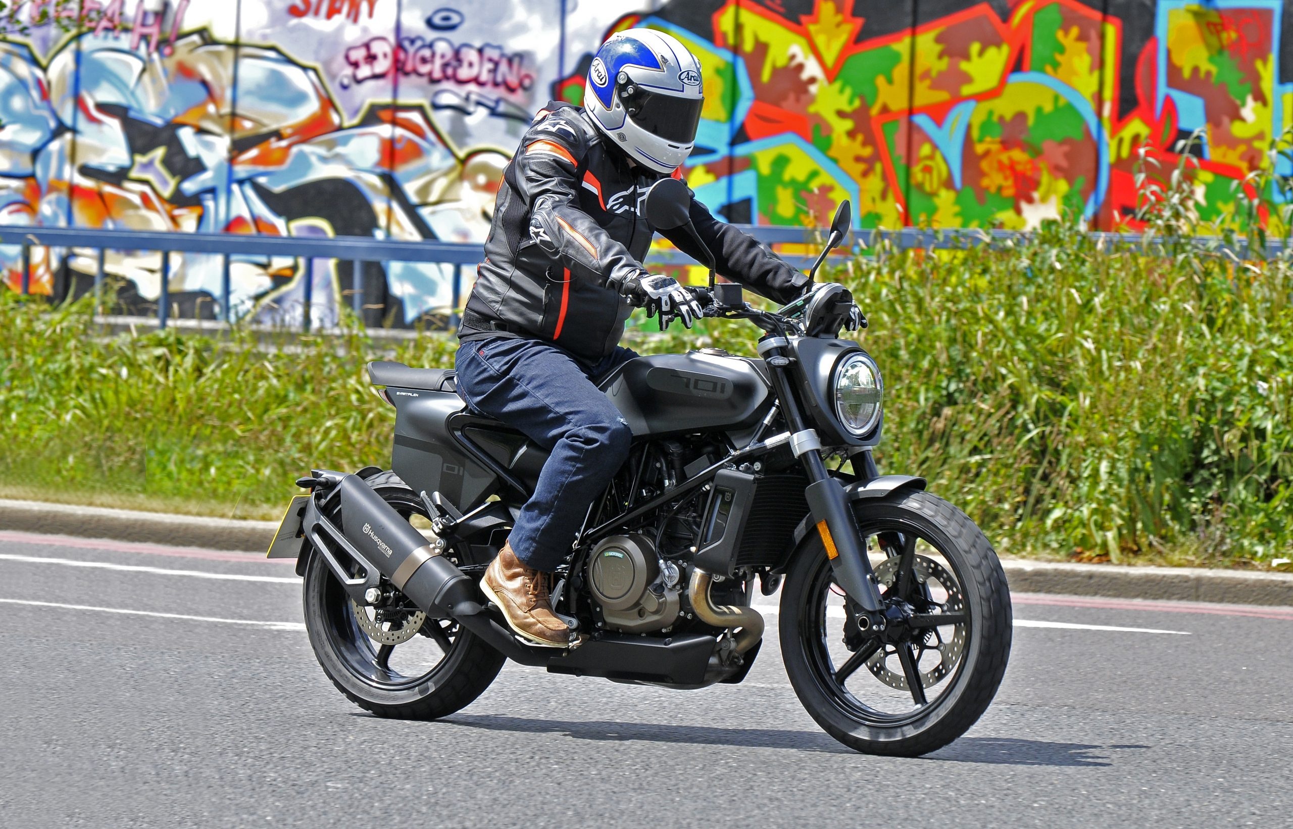 Husqvarna Svartpilen 701, Ride Review, 2560x1650 HD Desktop