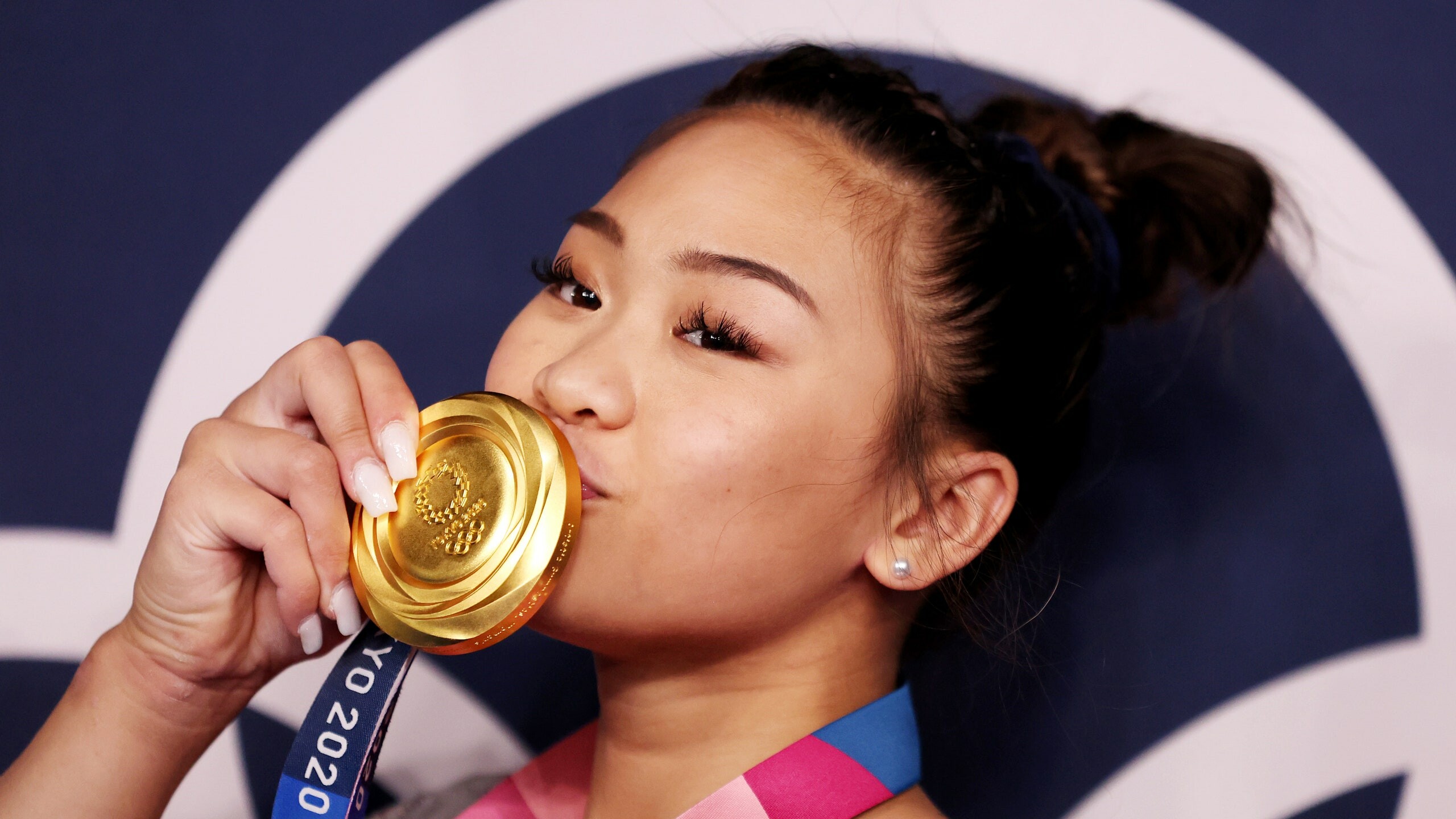 Gold Medal, Sunisa Lee Wallpaper, 2560x1440 HD Desktop