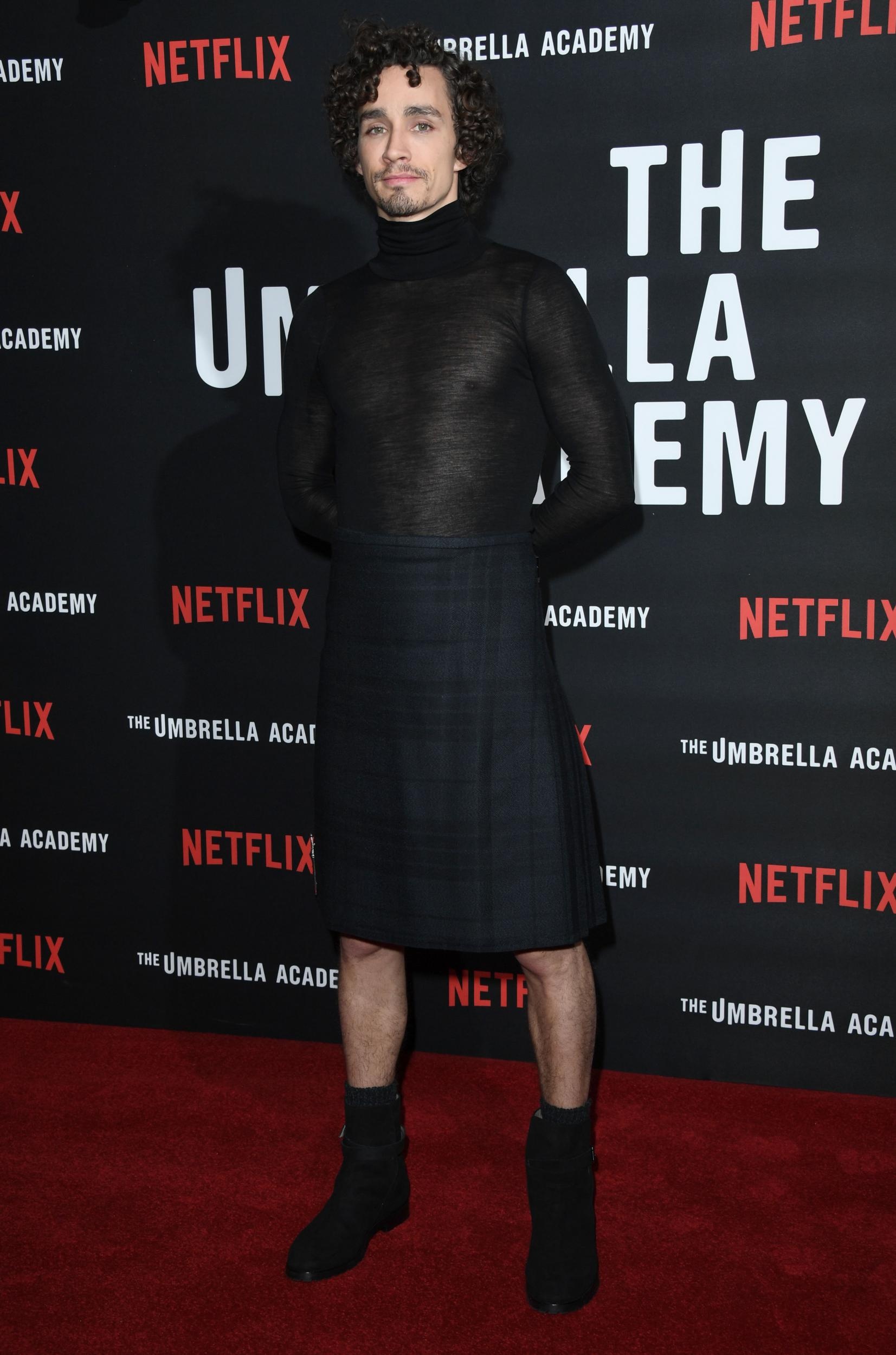 Robert Sheehan on Ladybonergifs, Fan appreciation, Umbrella Academy, Captivating moments, 1660x2500 HD Phone