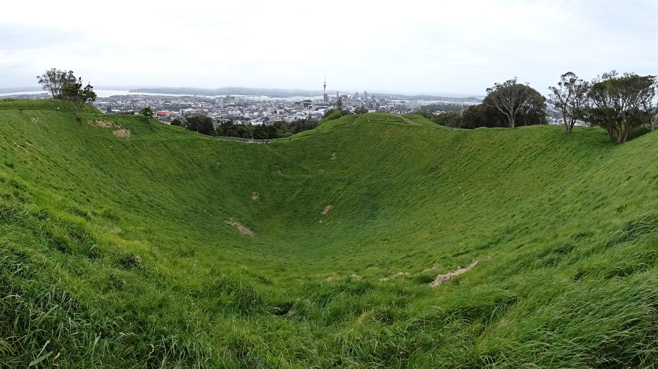 Mount Eden Crater, New Zealand gem, Auckland exploration, Natural marvel, 2140x1200 HD Desktop