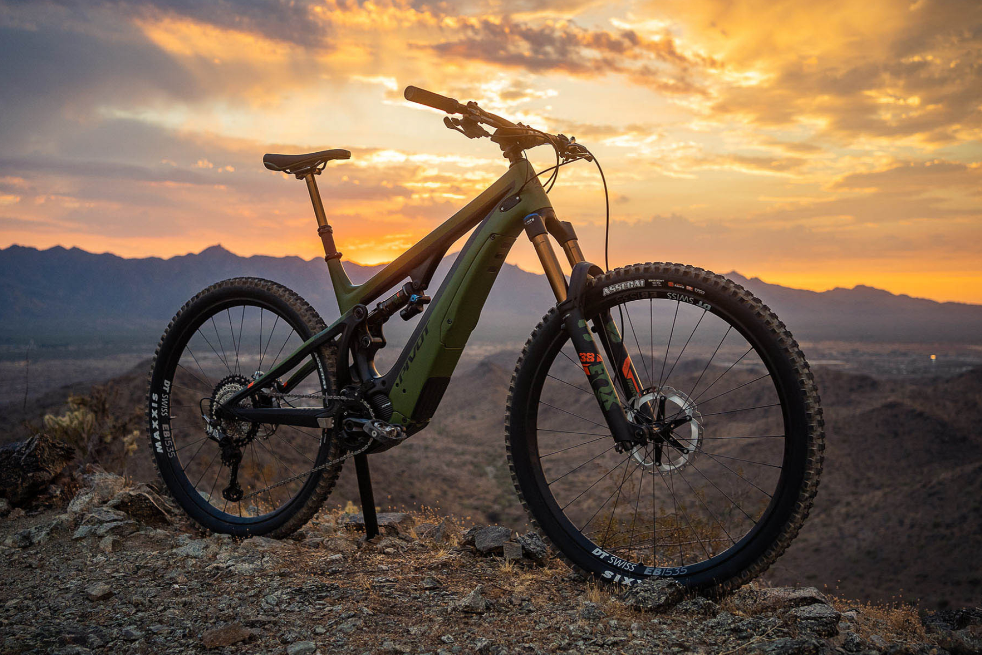Shuttle Team XTR, Pivot Cycles Wallpaper, 2000x1340 HD Desktop