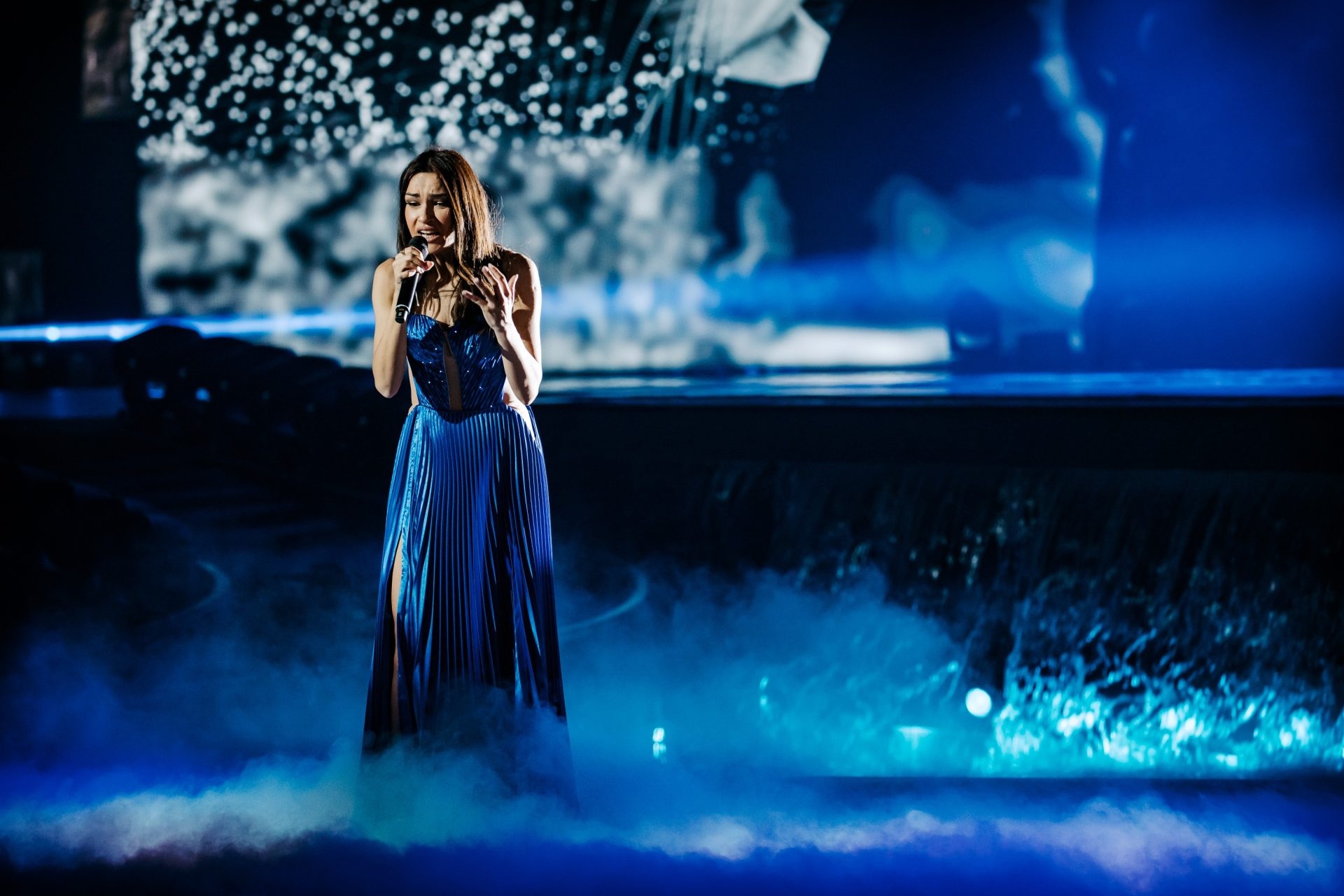 Vladana, Montenegro entrant, Light up outfit, Live day review, 1920x1290 HD Desktop