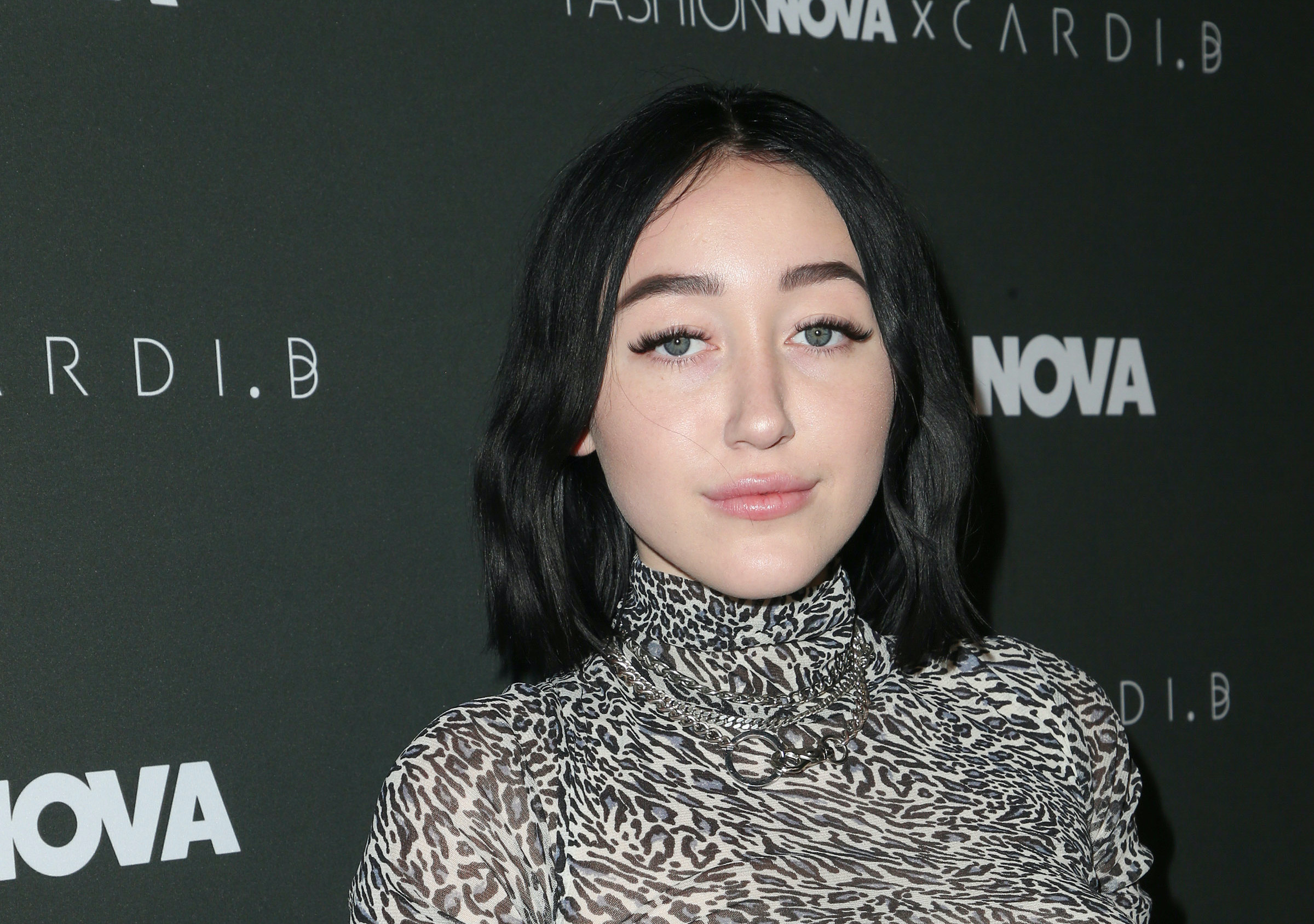 Noah Cyrus, Singer apologizes, Referring to Candace Owens, 2400x1690 HD Desktop