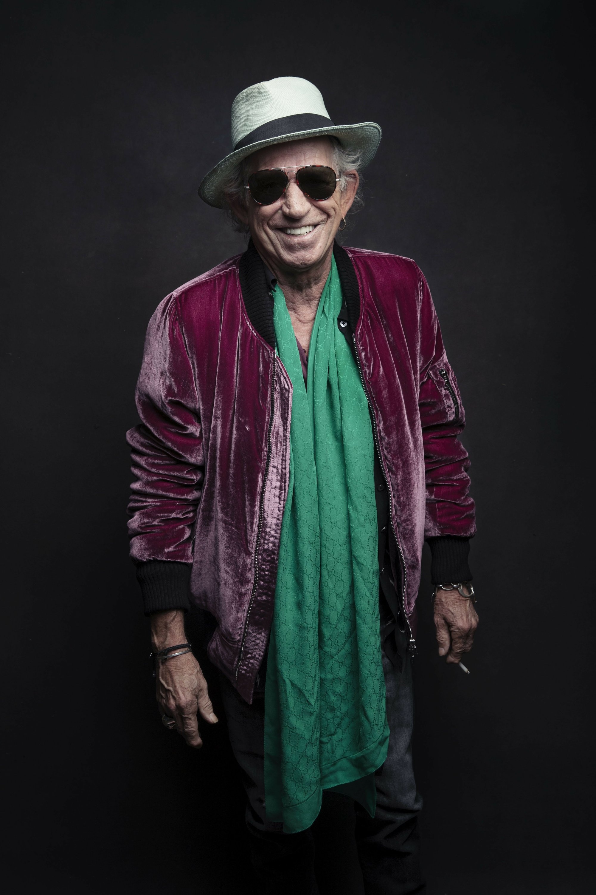 Keith Richards, Relaxing in the garden, Rolling Stones, AP news, 2000x3000 HD Phone