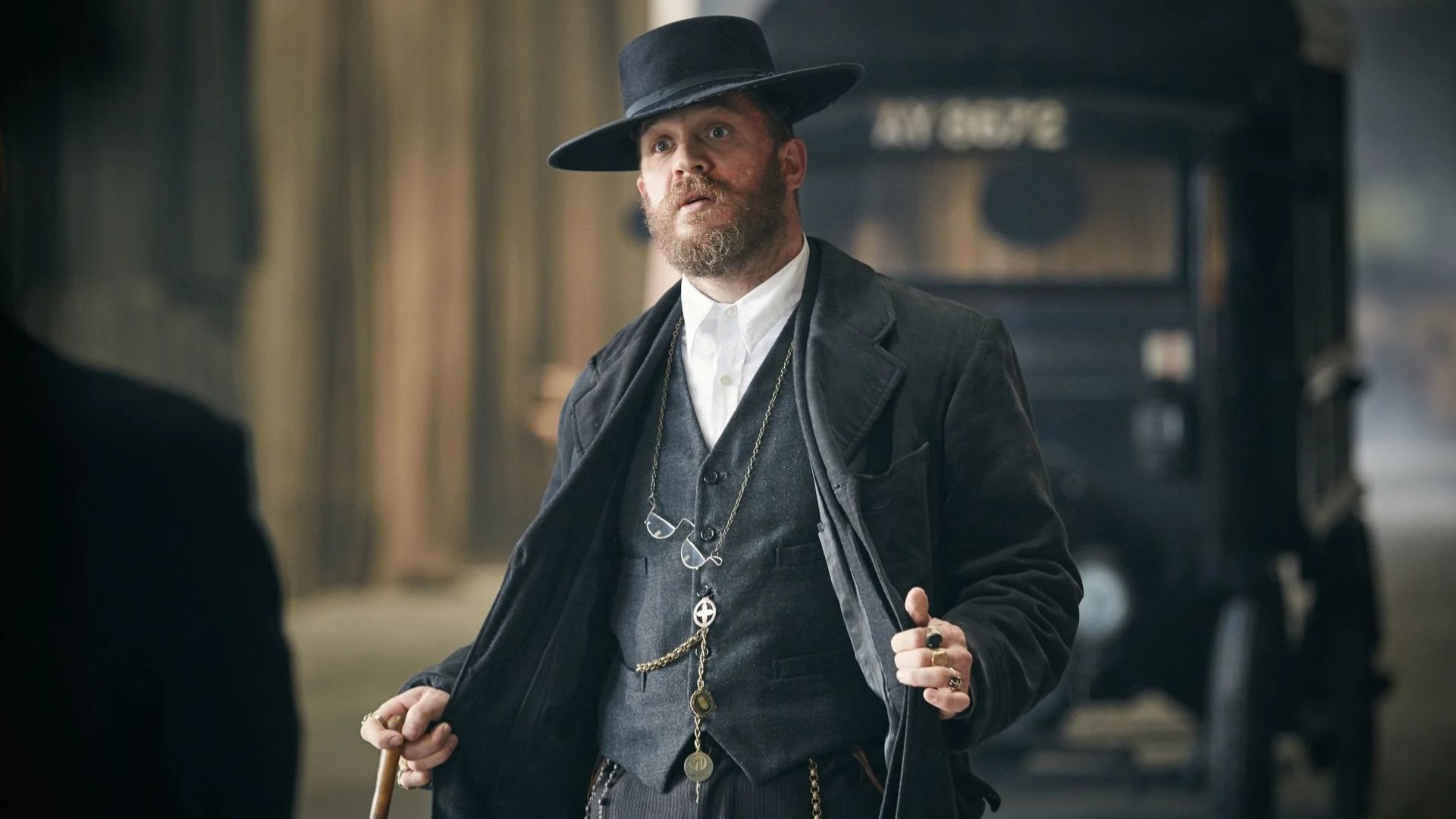 Alfie Solomons (Tom Hardy), Wide-brim hat and pocket watch chain, Cobbled street beside a lorry, Full HD Desktop wallpaper
