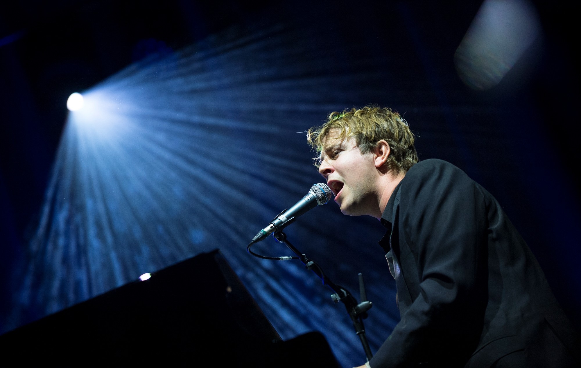 Tom Odell, Perform Another Love, Ukrainian Refugees, 2000x1270 HD Desktop