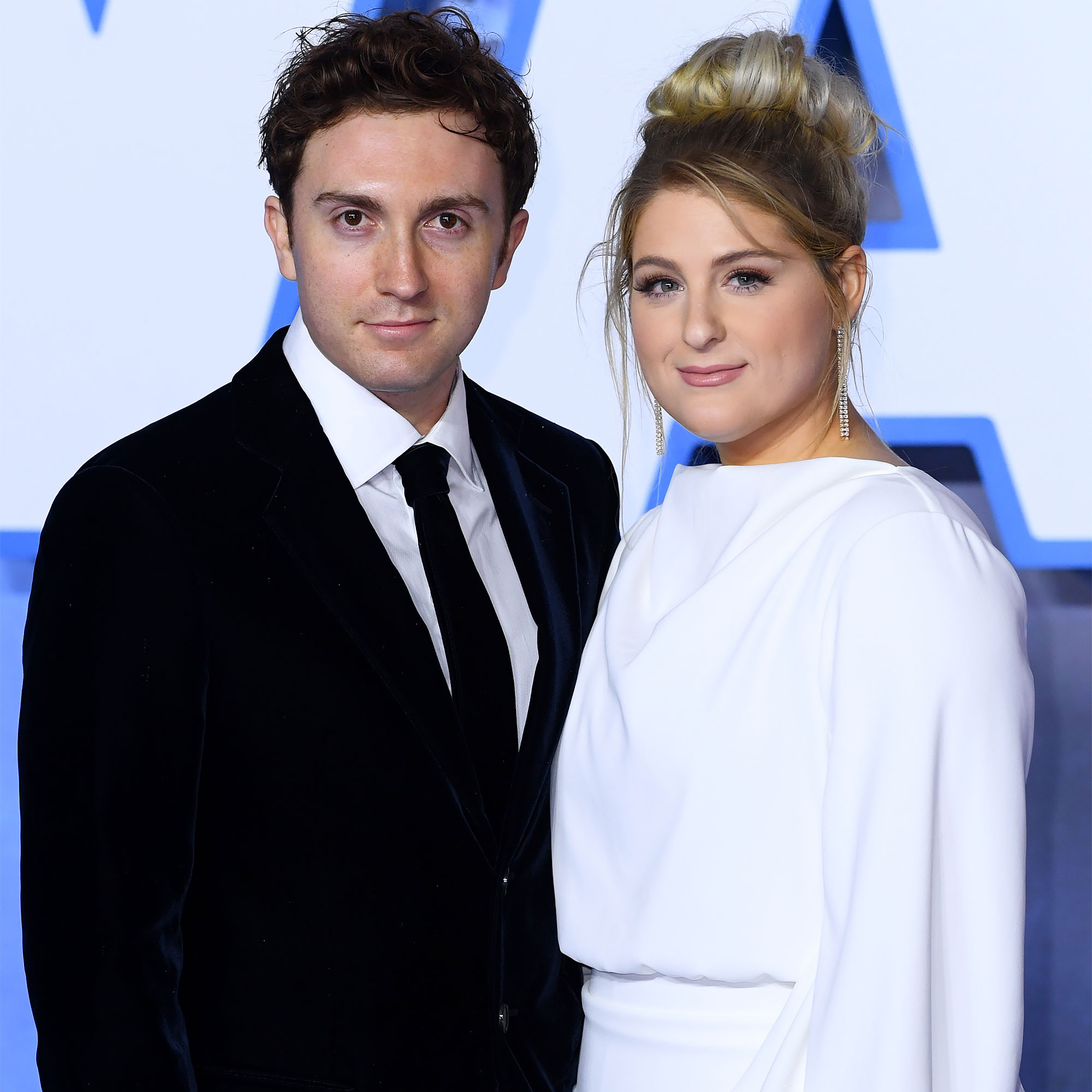 Daryl Sabara, Meghan Trainor, Side by side toilets, Cute, 2000x2000 HD Phone