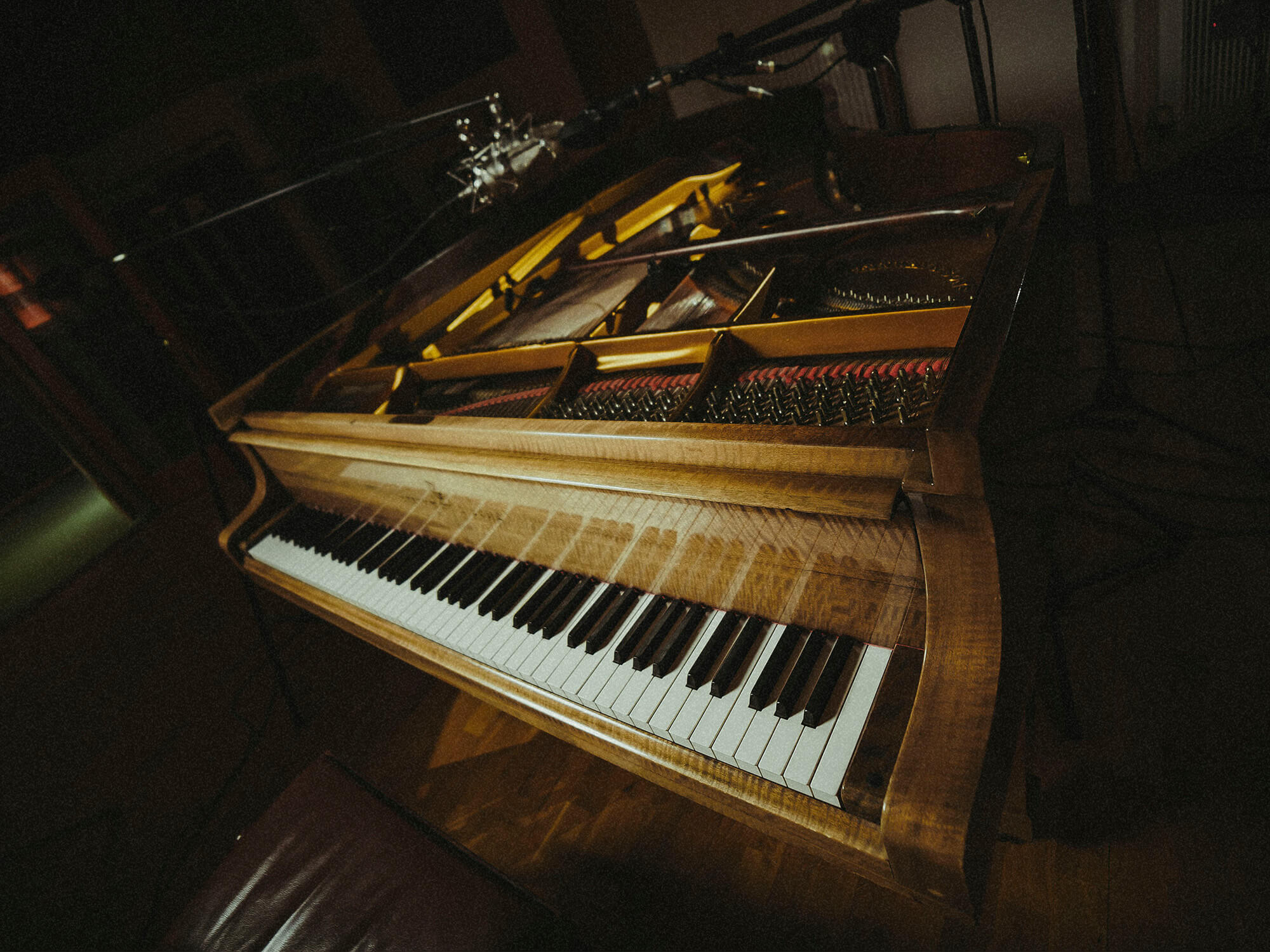 Grand Piano, Virtual accompaniment, Pristine sound, Musical innovation, 2000x1500 HD Desktop