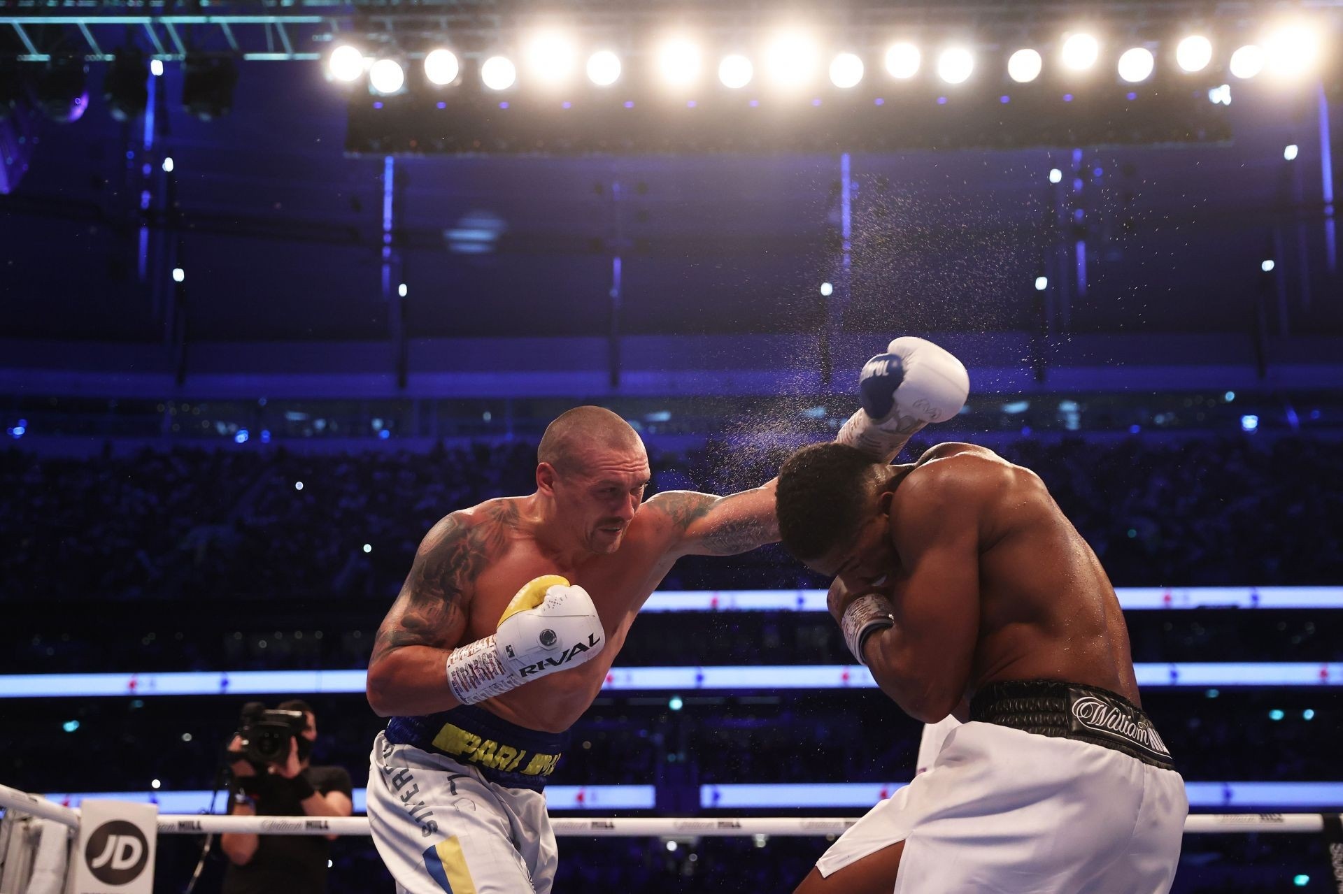 Oleksandr Usyk, Ukrainian boxing showcase, Fan excitement, 1920x1280 HD Desktop