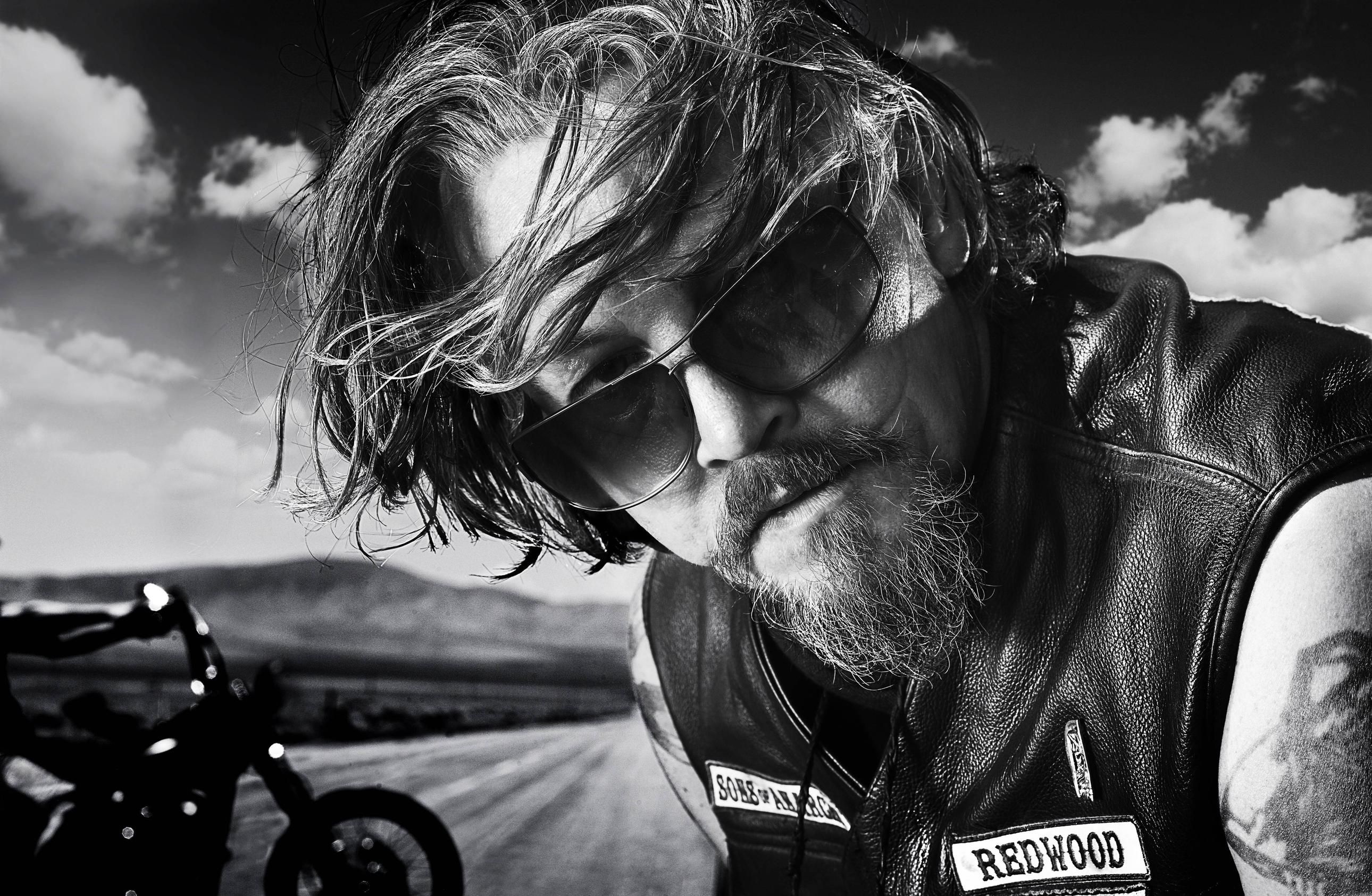Filip Chibs Telford, Sons of Anarchy Redwood vest, Cruiser motorcycle on desert highway, HD Desktop wallpaper