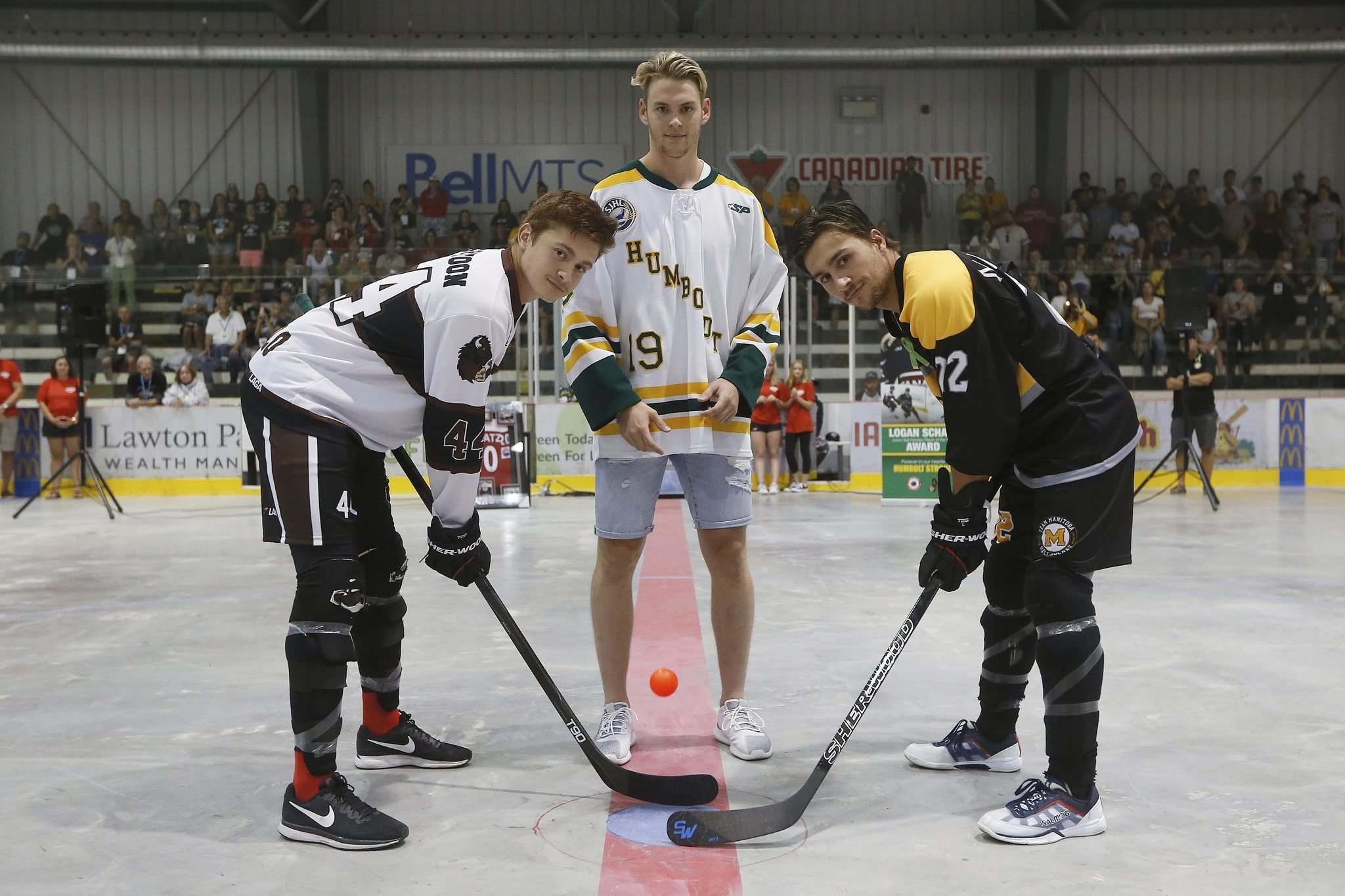 Broncos captain honoured, Ball hockey tourney, Winnipeg free press, Win, 2050x1370 HD Desktop