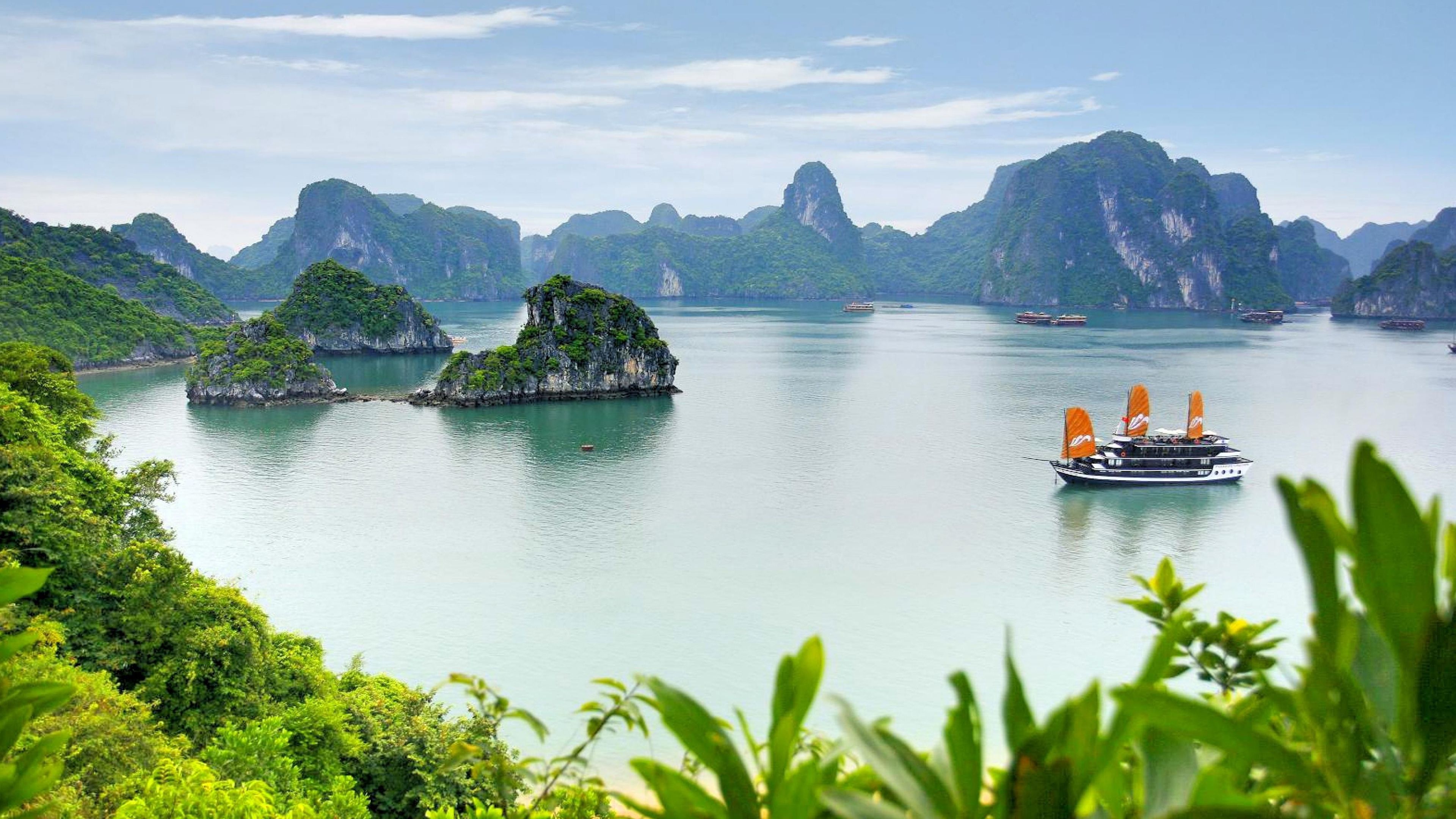 Ha Long Bay, Vietnamese gem, UNESCO World Heritage, Limestone karsts, 3840x2160 4K Desktop