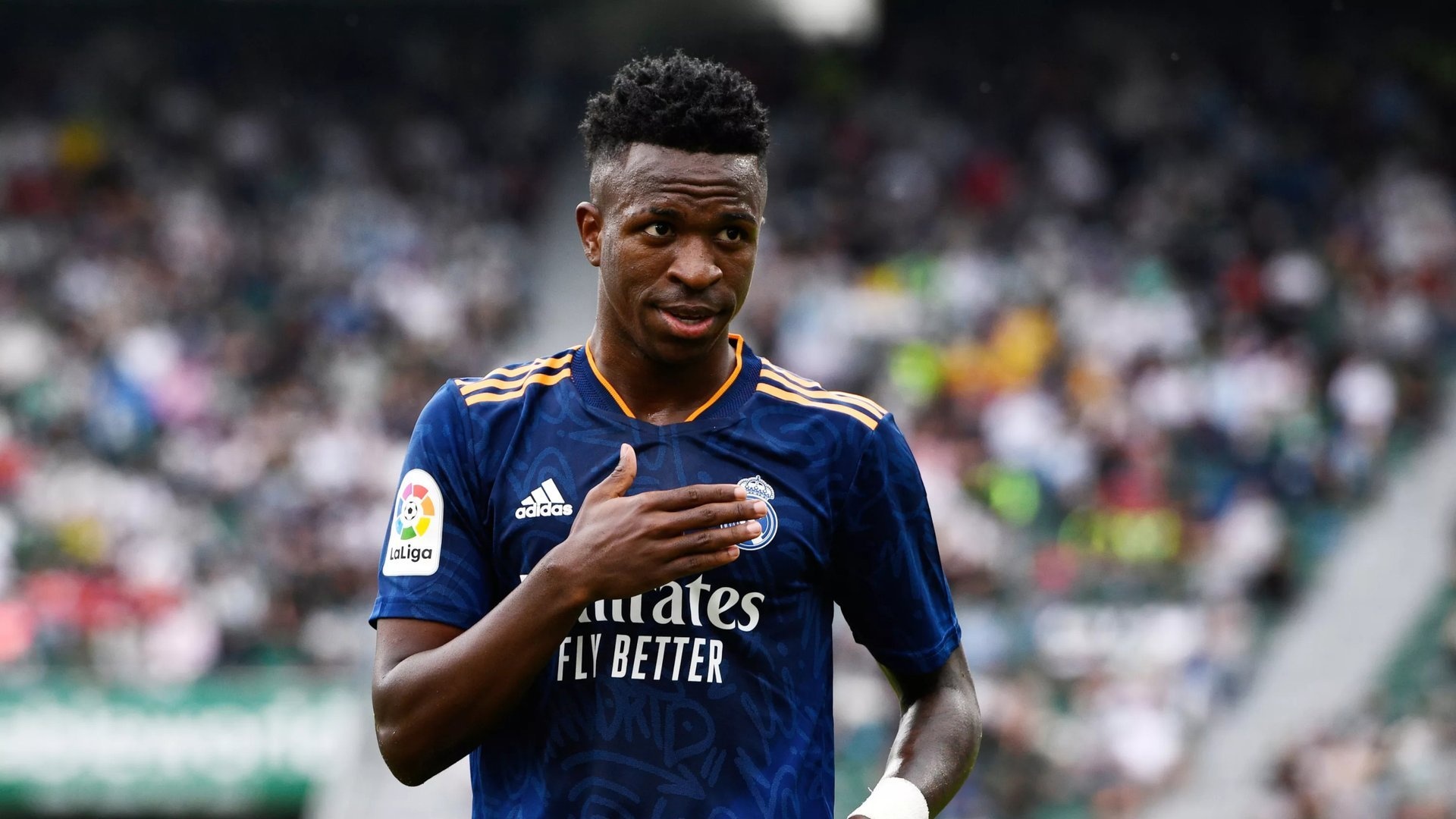 Vinicius Junior, Real Madrid away jersey, Blurred stadium crowd, Full HD Desktop wallpaper