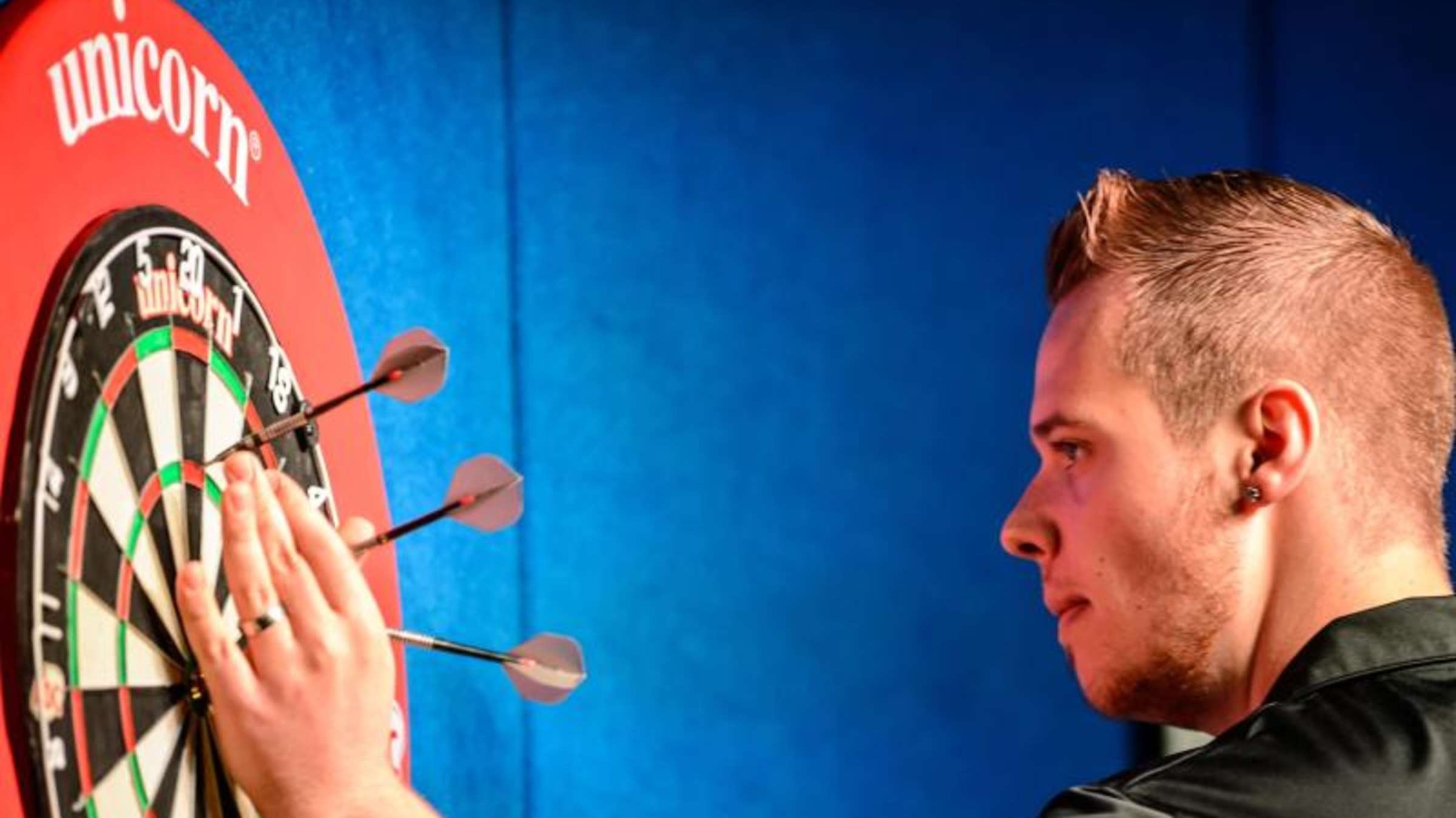 Max Hopp, Prominent German player, Darting skills, Rising star, 2400x1350 HD Desktop