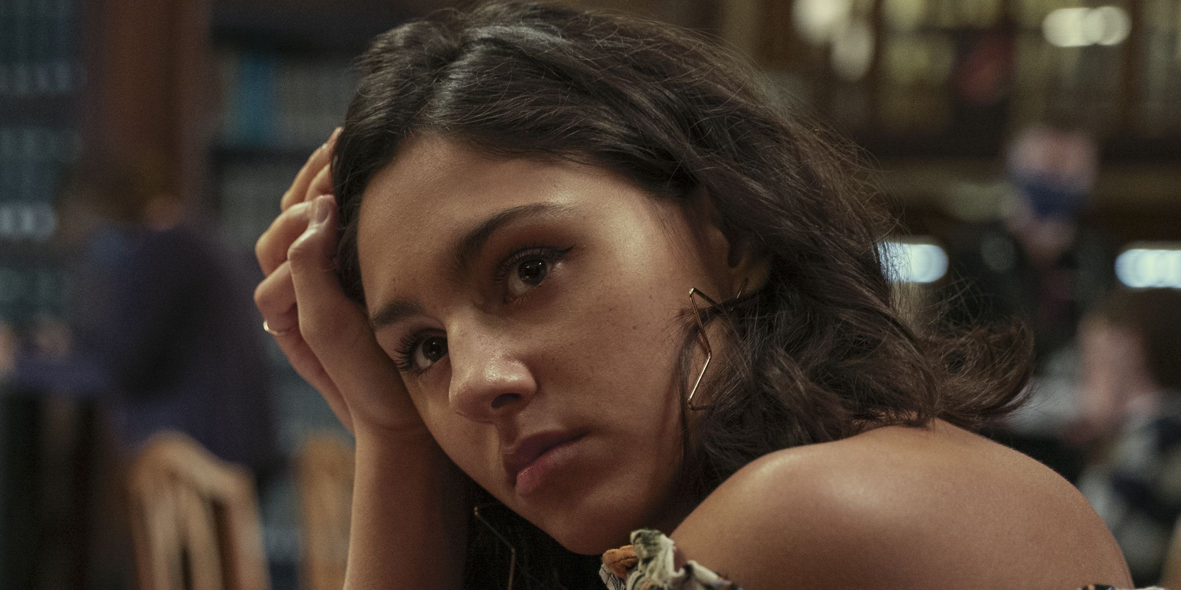 Rhianne Barreto, Movies actress, Comedy-action balance, The Outlaws stars, 2400x1200 Dual Screen Desktop