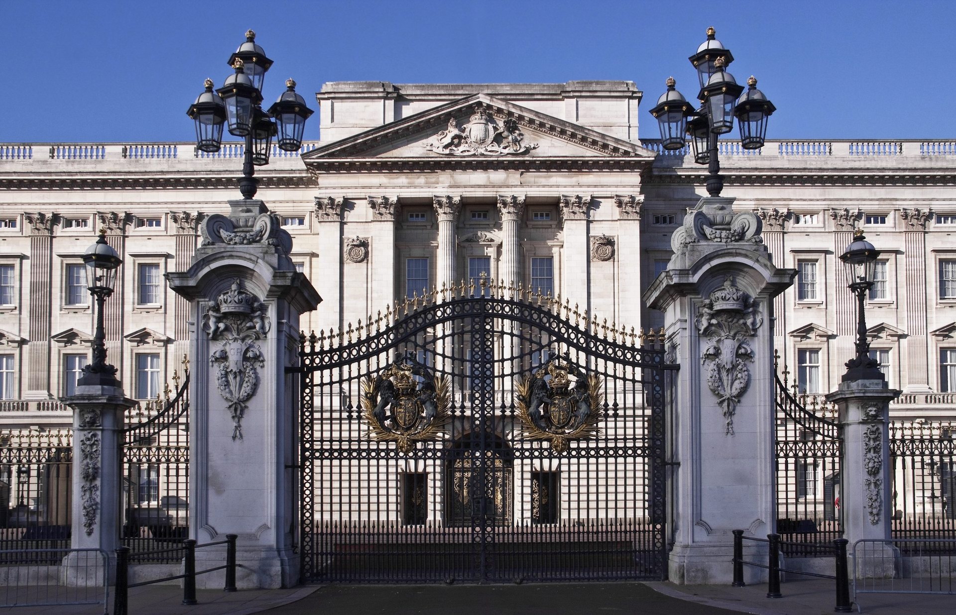 Buckingham Palace, HD wallpapers, Elegant exterior, Imposing grandeur, 1920x1240 HD Desktop