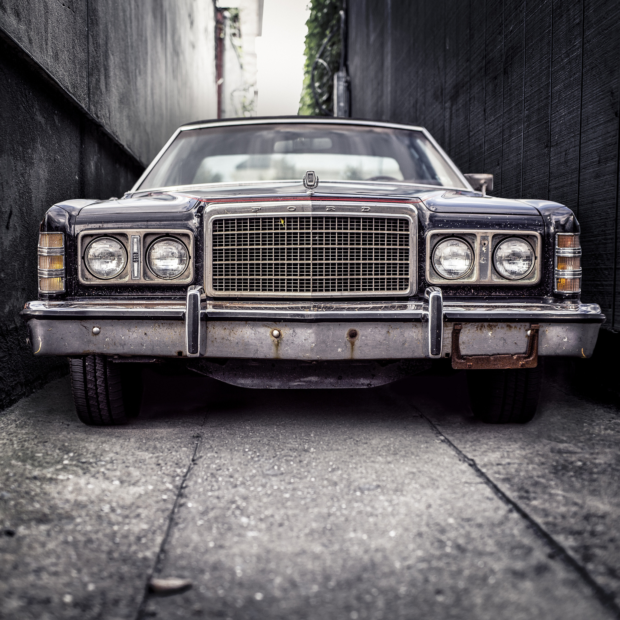 1974 Ford Galaxie 500, vintage chrome car grille, narrow concrete alley, HD Phone wallpaper
