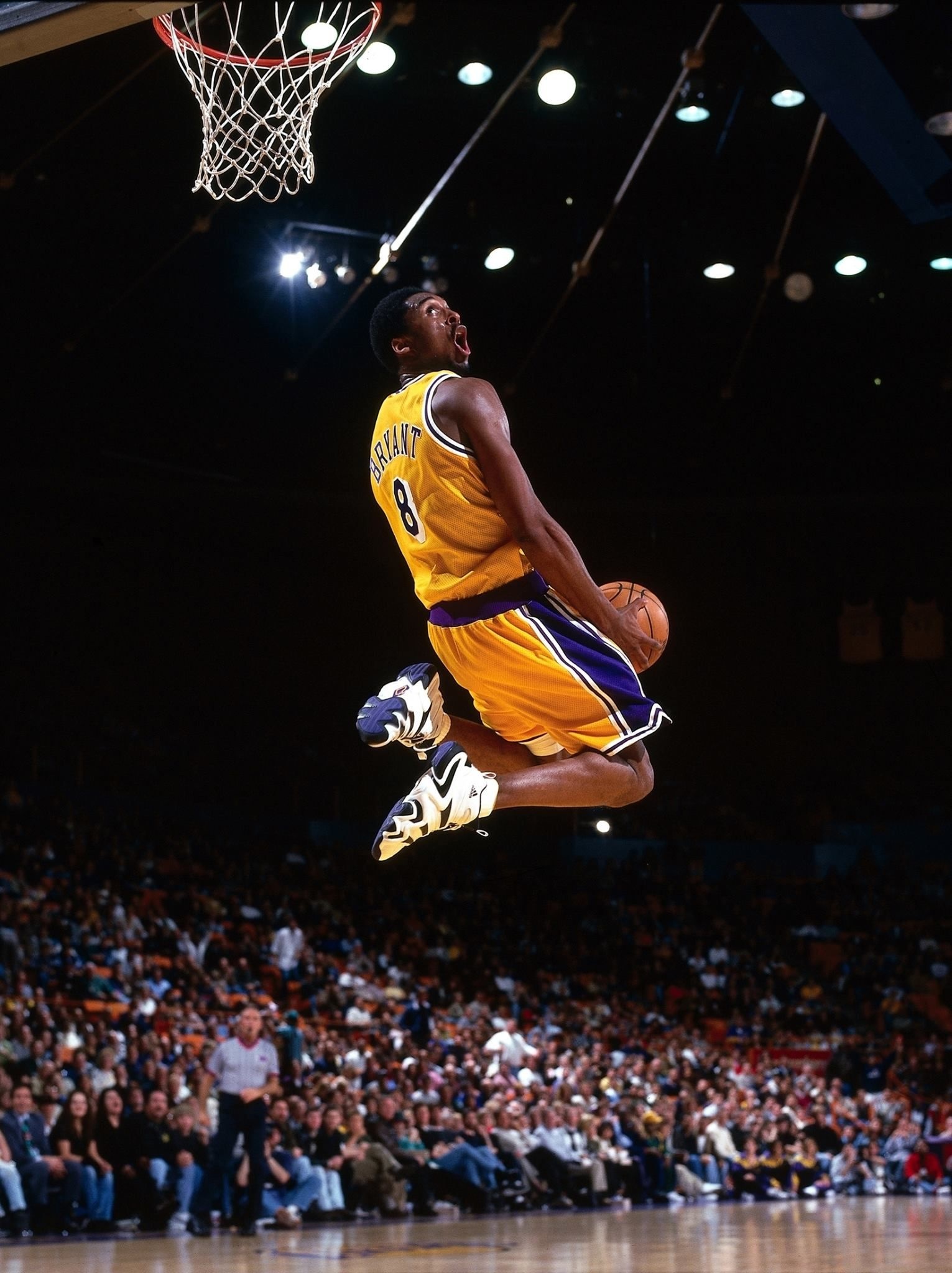 Kobe Bryant slam dunk, Los Angeles Lakers uniform, Basketball hoop rim, HD Phone wallpaper