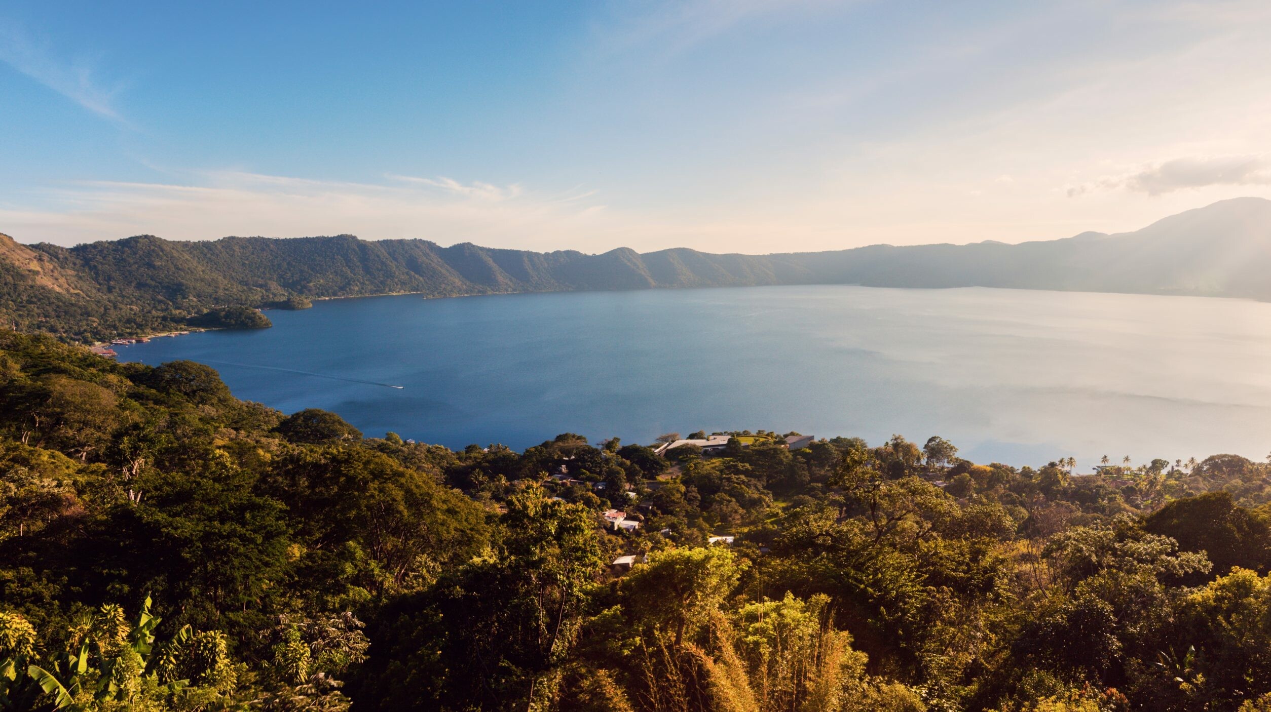 Lake Coatepeque, Republic of El Salvador Wallpaper, 2510x1410 HD Desktop