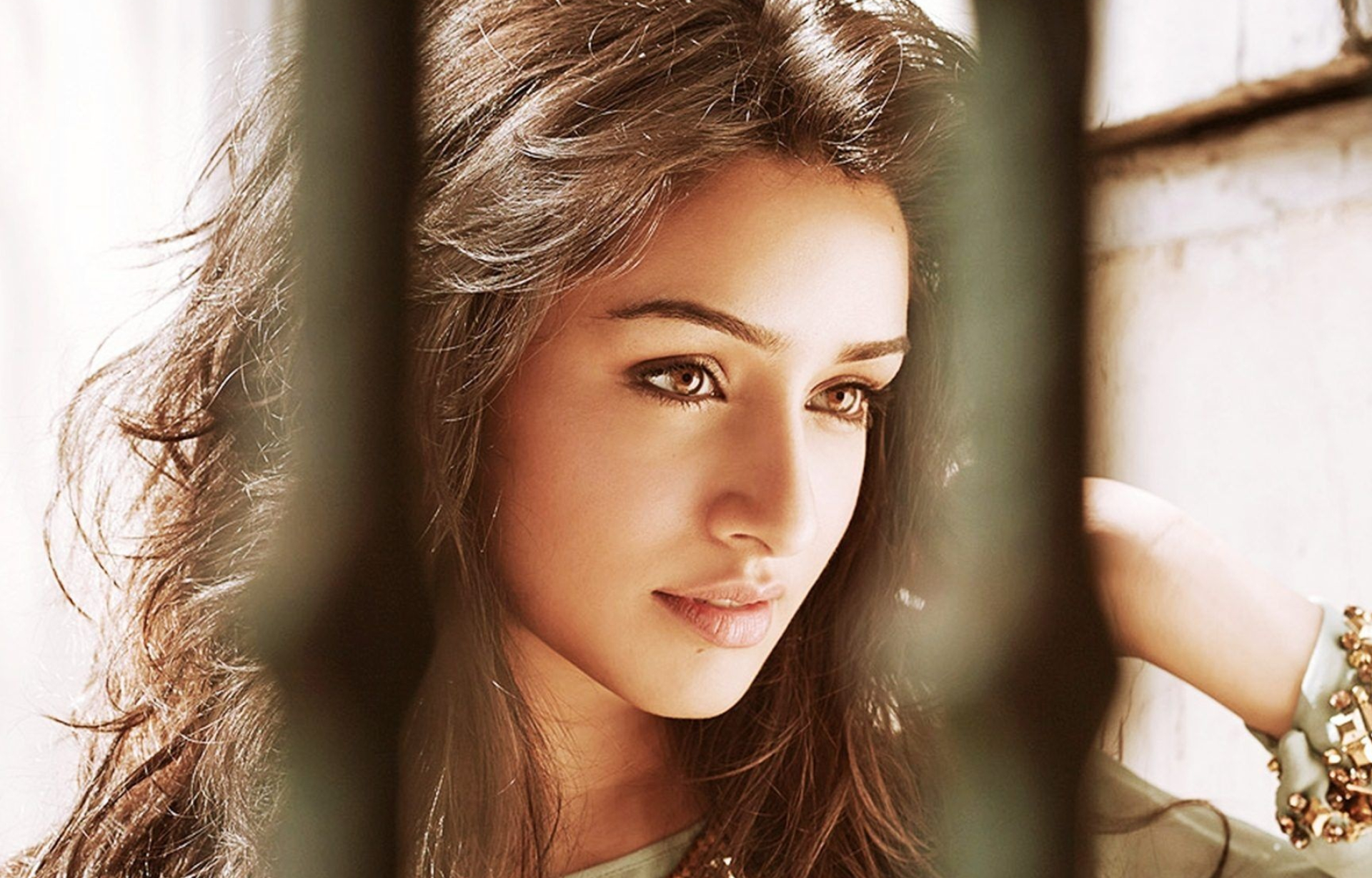 Shraddha Kapoor, blurred foreground bars, gold beaded bracelet, HD Desktop wallpaper