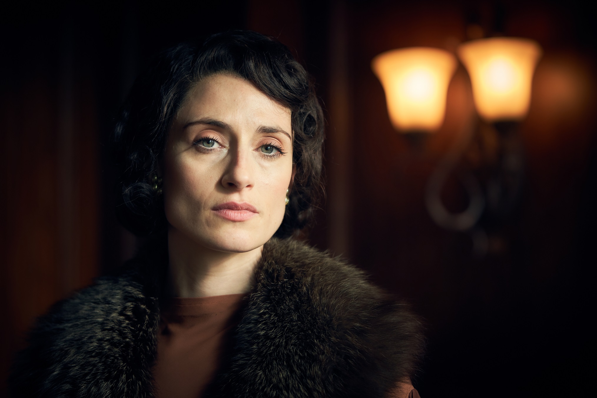 Lizzie Stark (Natasha O'Keeffe), Fur collar coat, Warm wall sconces indoors, HD Desktop wallpaper