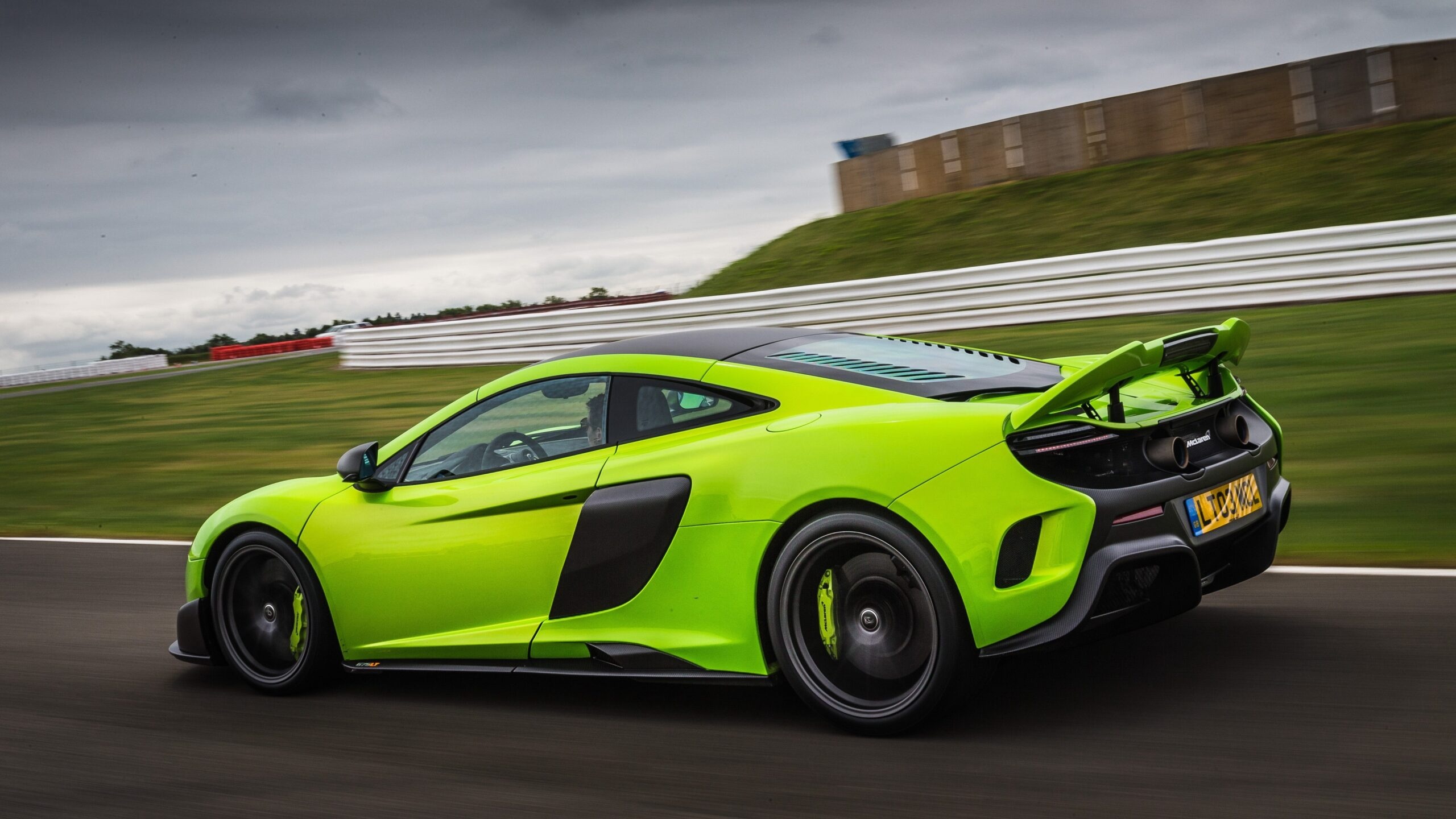 McLaren 675 LT, Powerhouse on wheels, Track-ready beauty, Speed demon, 2560x1440 HD Desktop