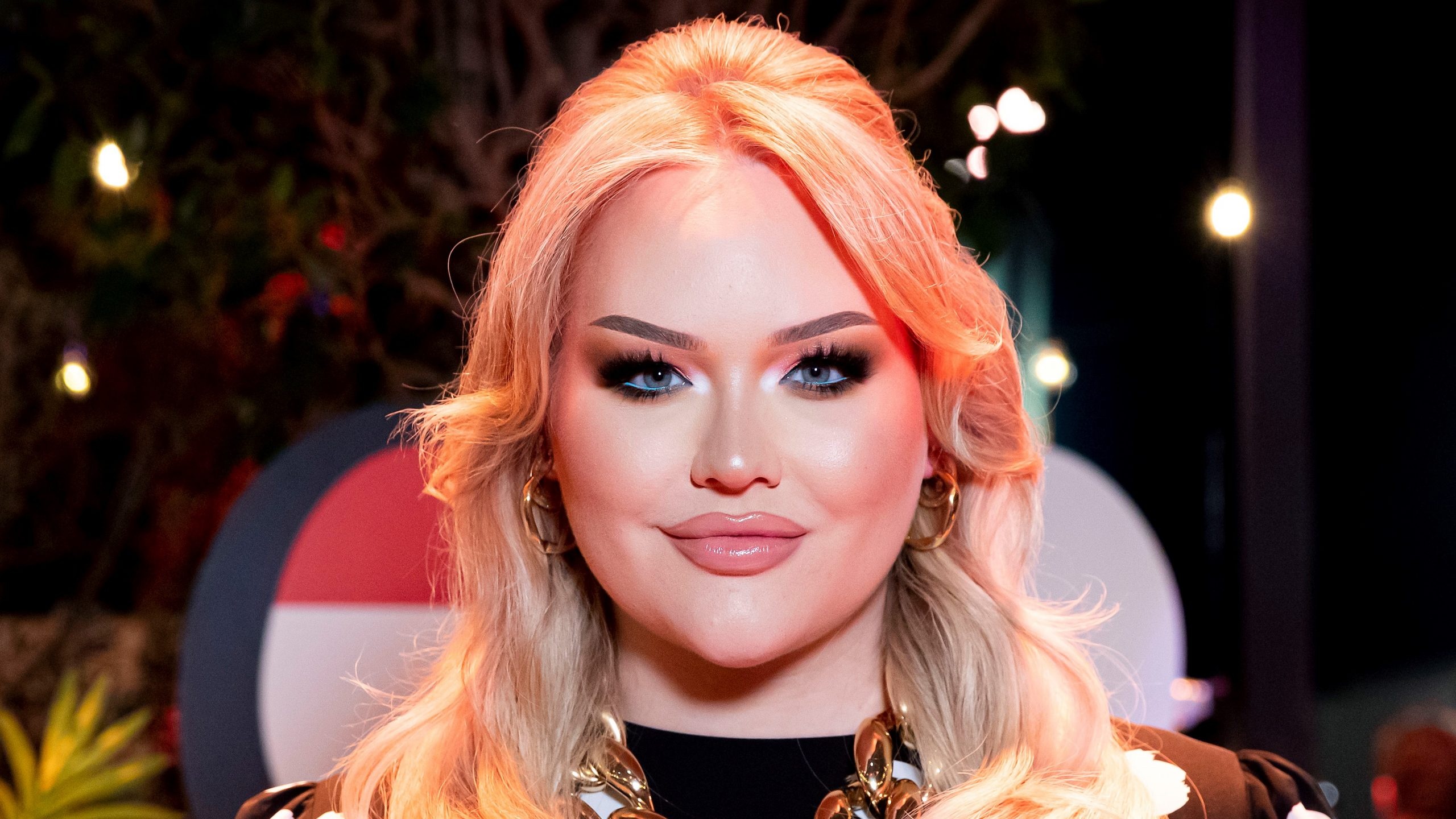 NikkieTutorials, Overcoming blackmail, Resilience triumphs, Erased negativity, 2560x1440 HD Desktop