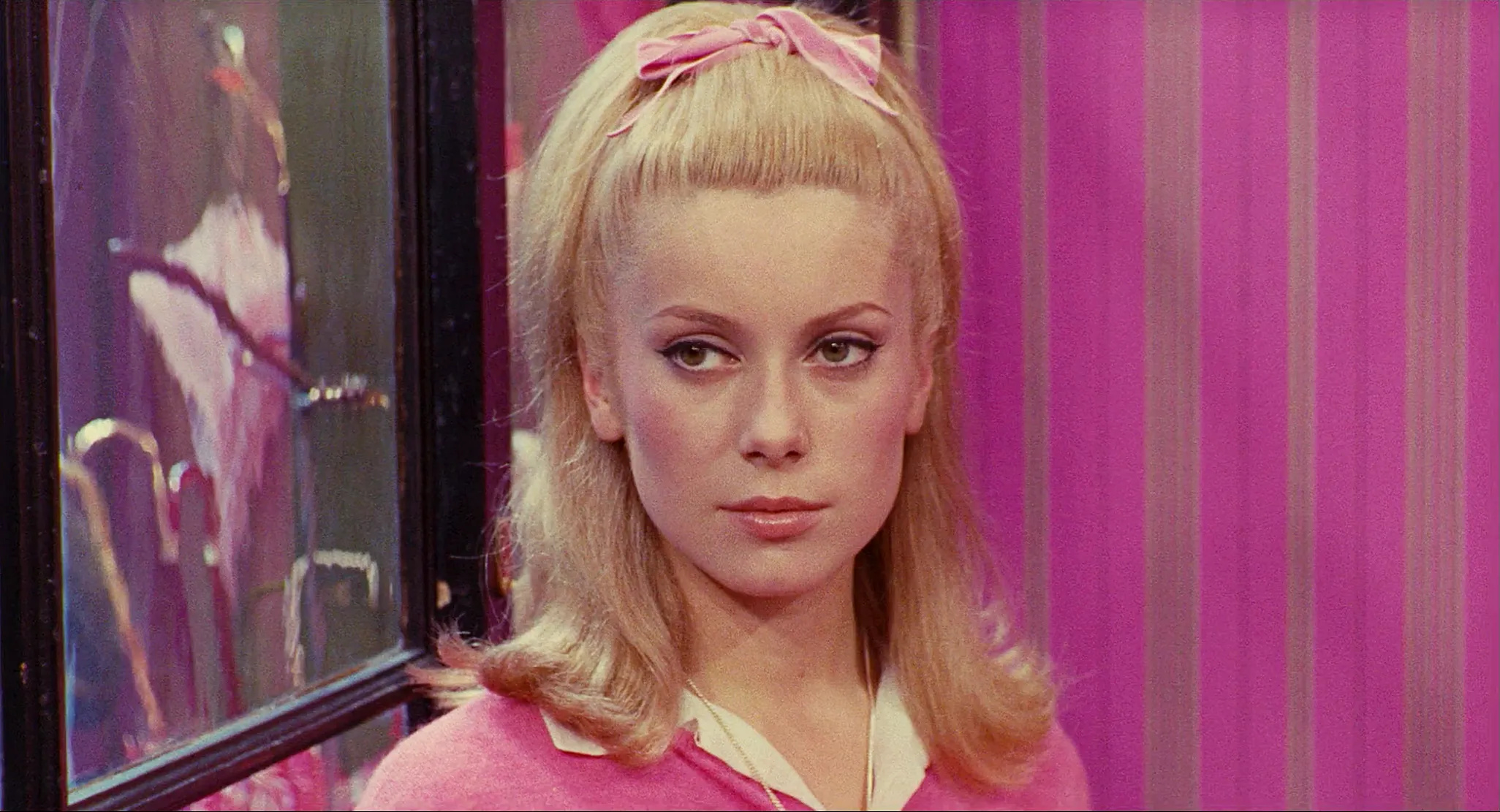 Catherine Deneuve, Small rooms, 2060x1120 HD Desktop