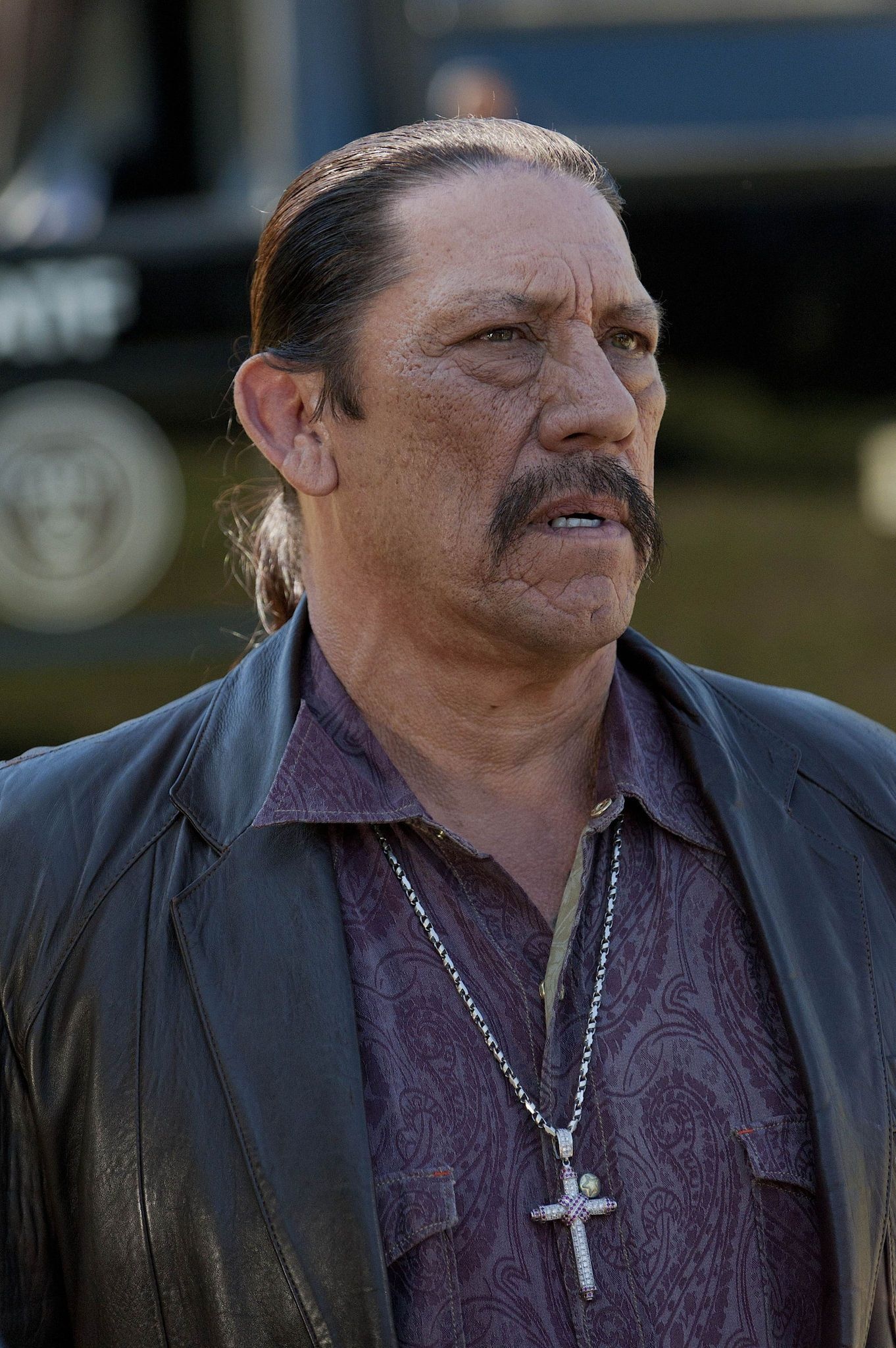 Danny Trejo as Romeo Parada, Silver cross necklace, Paisley patterned shirt, HD Phone wallpaper