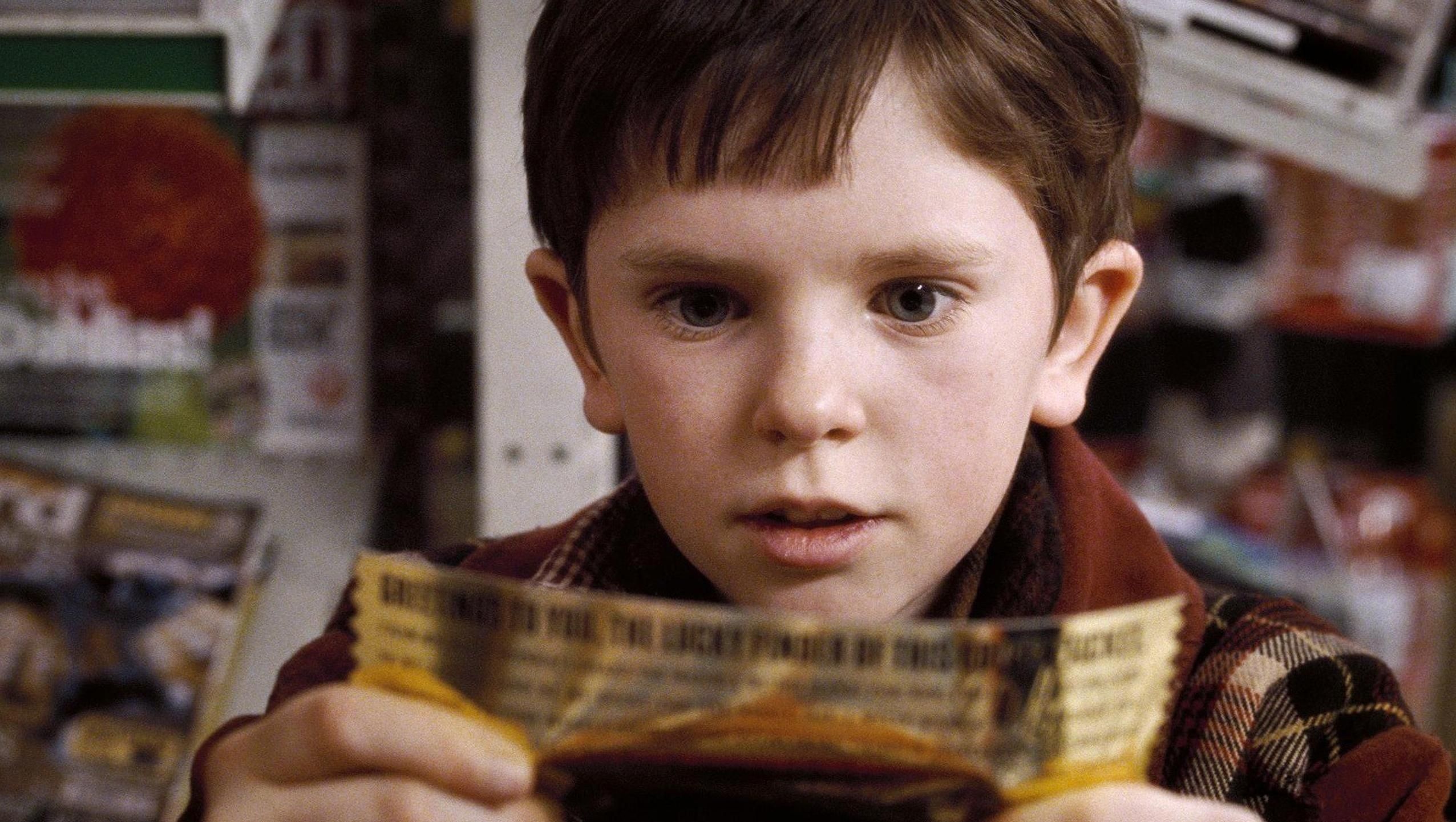 Freddie Highmore as Charlie, Charlie and the Chocolate Factory, Desktop wallpaper, Moviemania, 2560x1450 HD Desktop