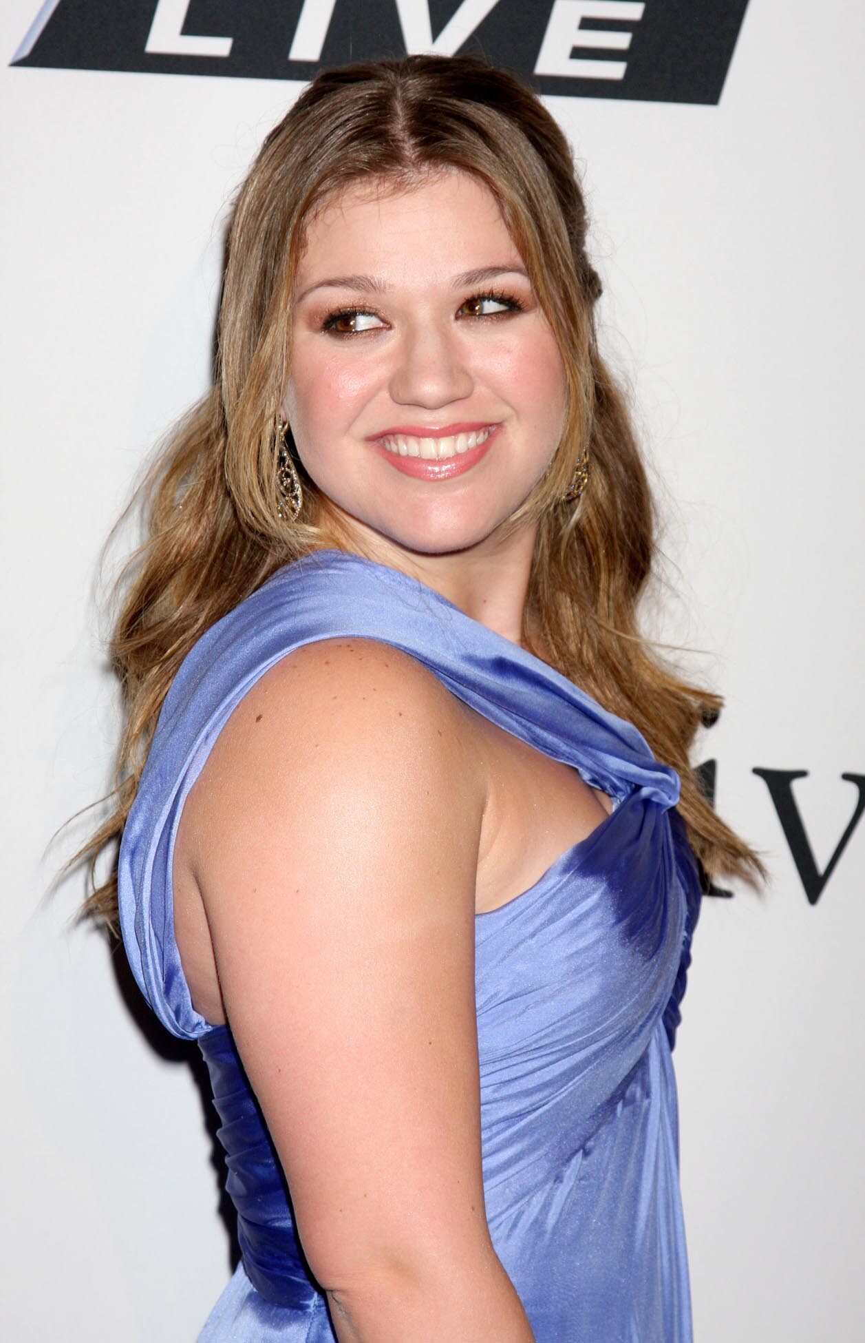 51st Annual GRAMMY Awards, Kelly Clarkson Wallpaper, 1260x1950 HD Phone