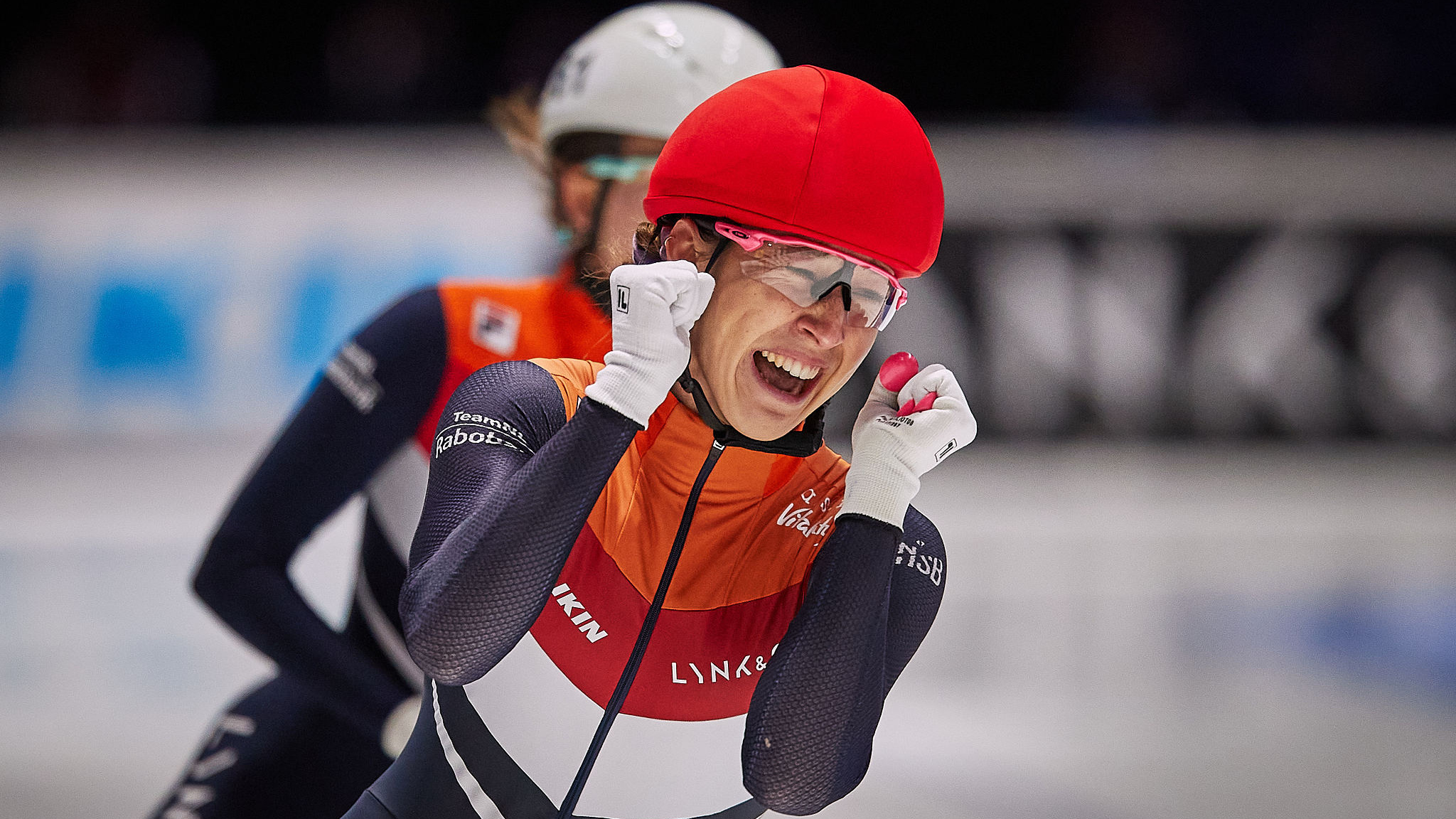 Olympic champ Suzanne Schulting, Dordrecht worlds, Double gold, CGTN coverage, 2050x1160 HD Desktop