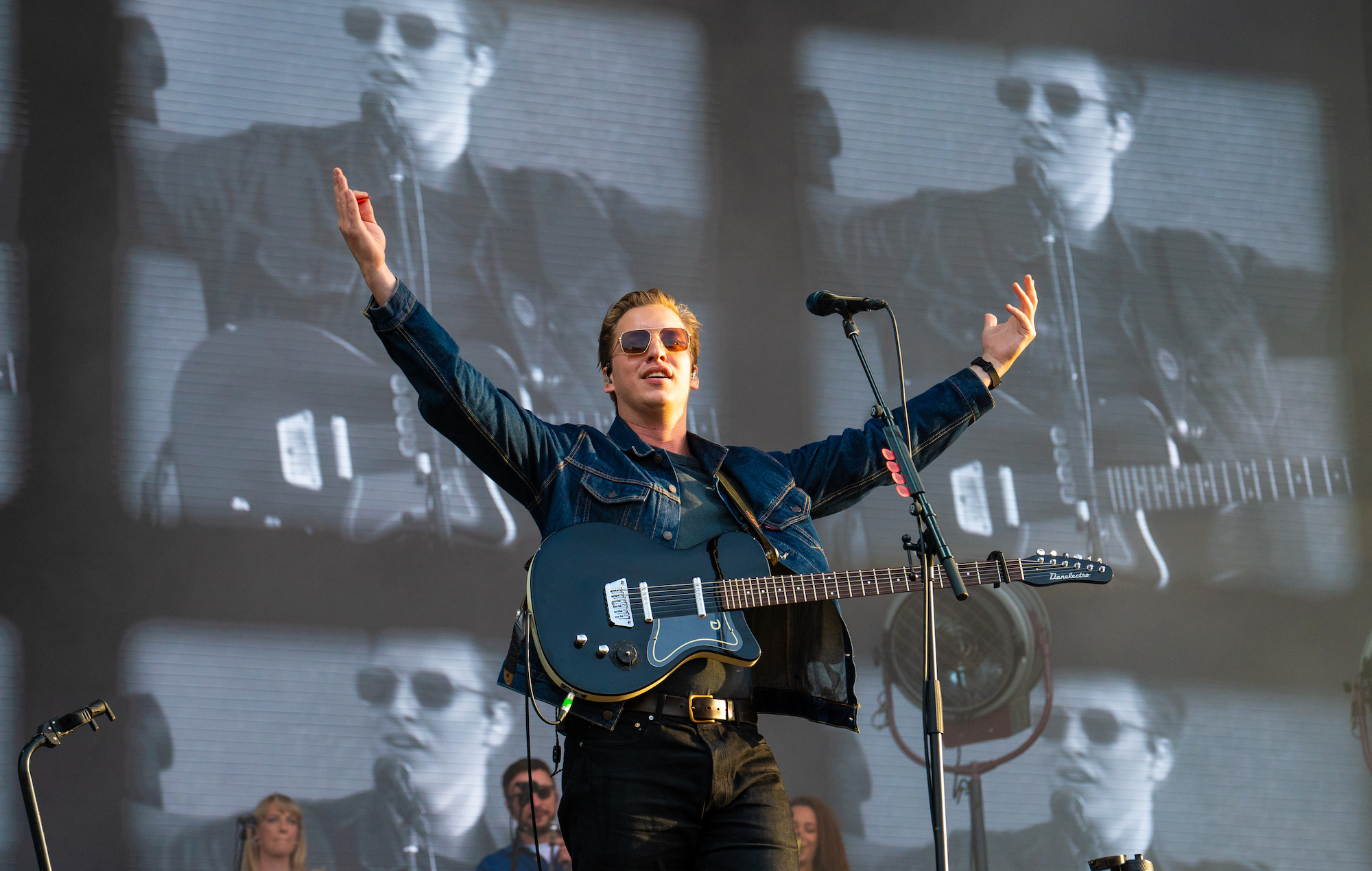 George Ezra, London and Ireland show, Premiere news, Incredible performances, 2000x1270 HD Desktop
