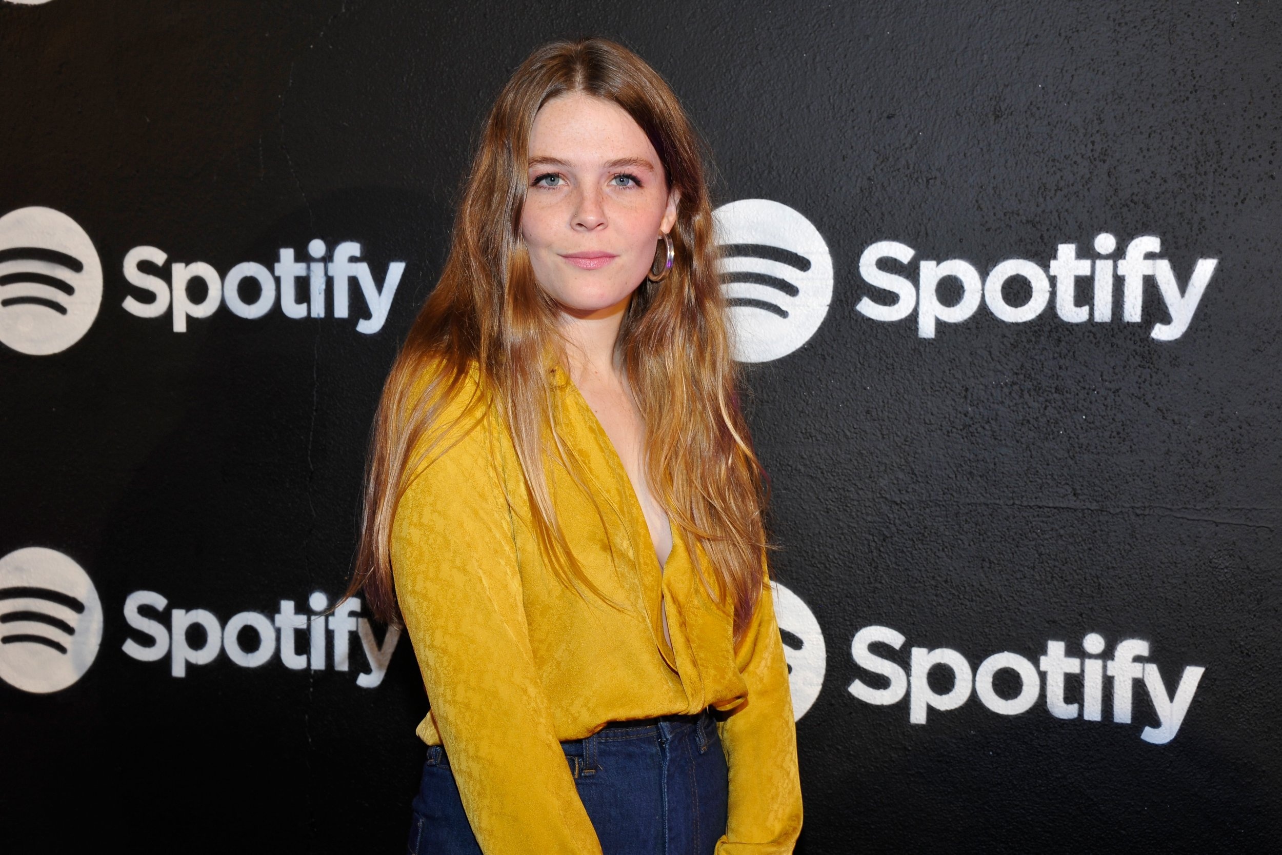 Maggie Rogers, Coachella performance, Weekend festival, Rising music star, 2500x1670 HD Desktop