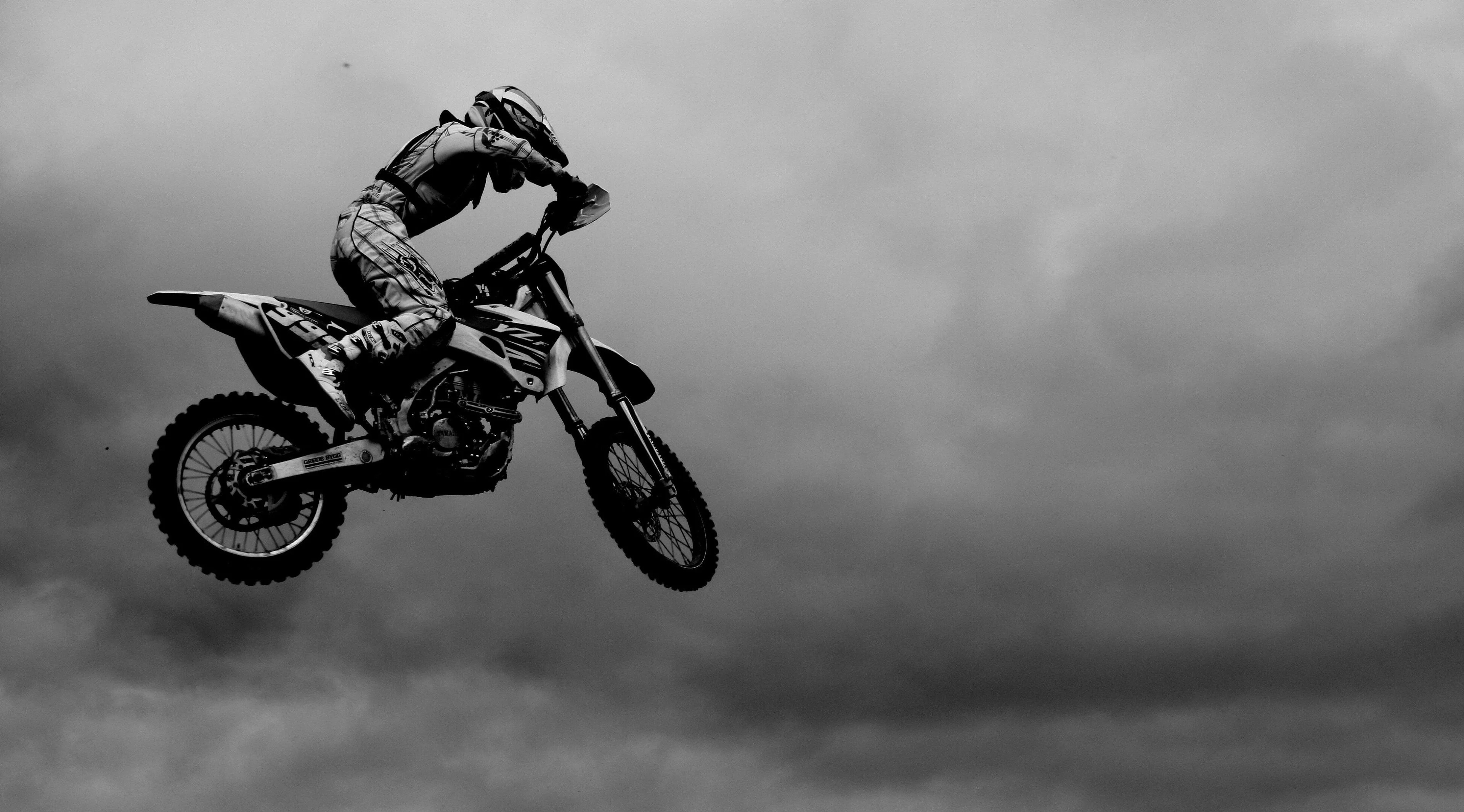 Monochrom Motortrials, Enduro Motorbikes Wallpaper, 3840x2140 HD Desktop
