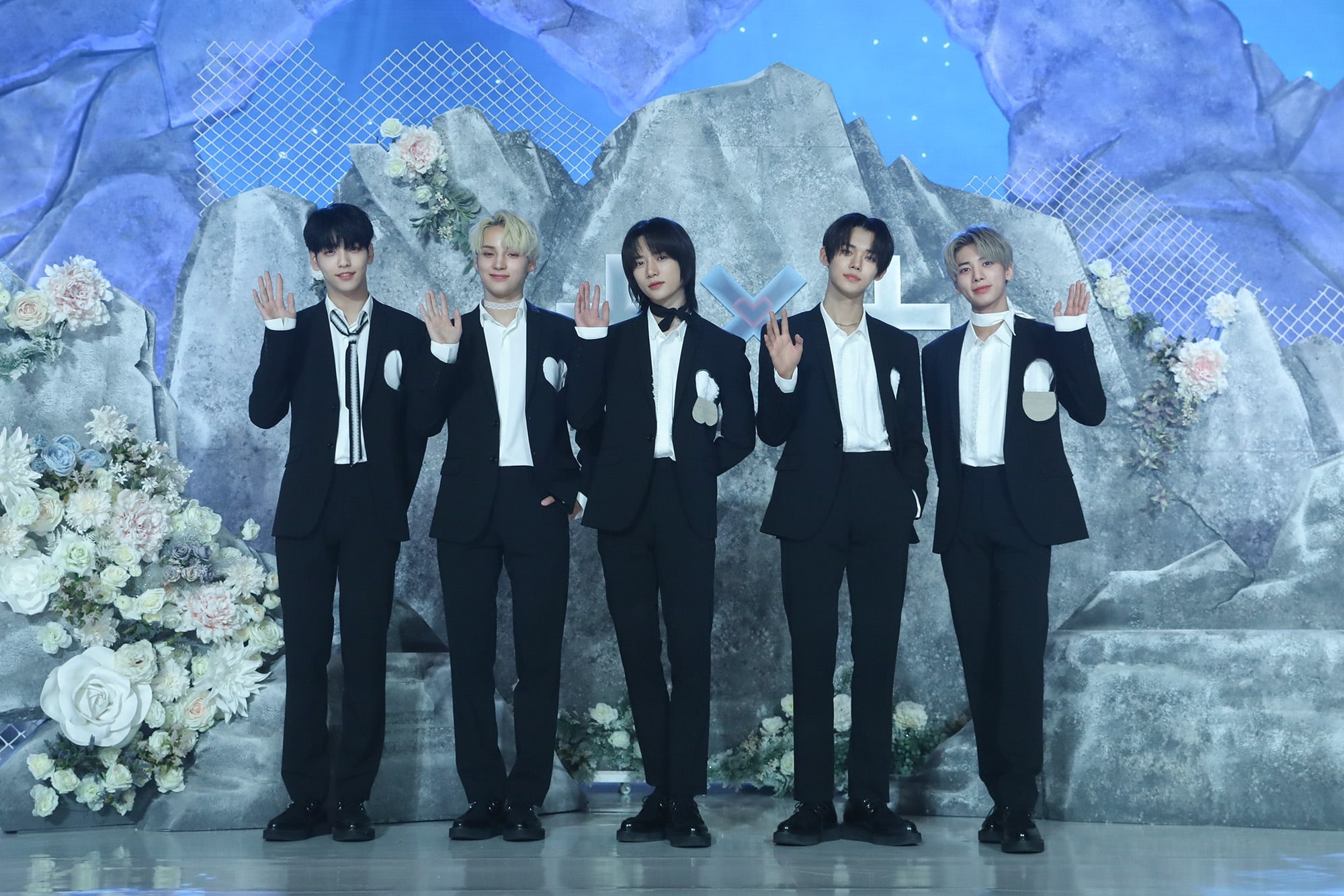 Tomorrow X Together, Soobin, Yeonjun, Beomgyu, Taehyun, Hueningkai, Ice mountain stage backdrop, White floral arrangement, HD Desktop wallpaper
