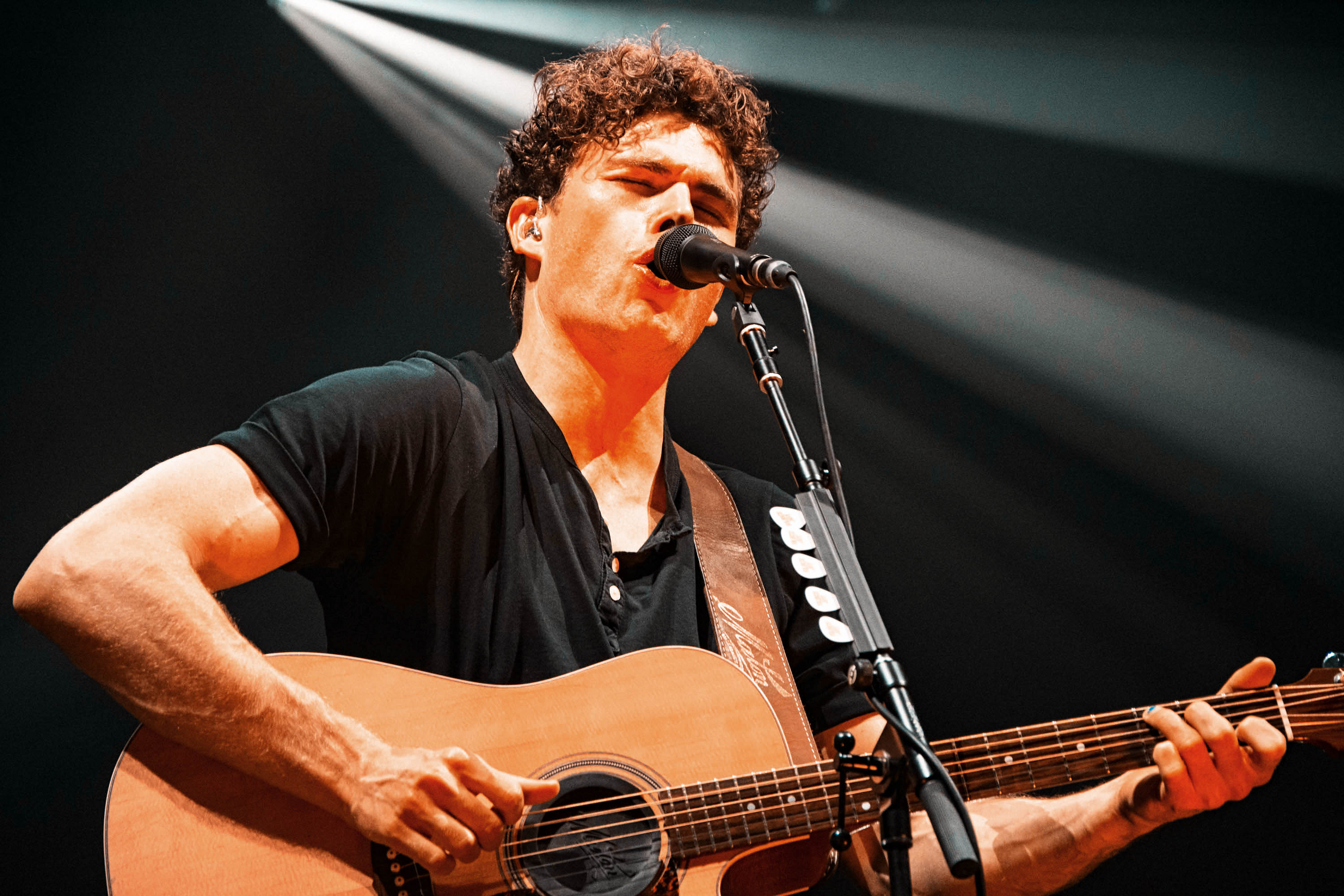 Vance Joy (Music), Live performance, Enchanting venue, Captivated audience, 3000x2000 HD Desktop