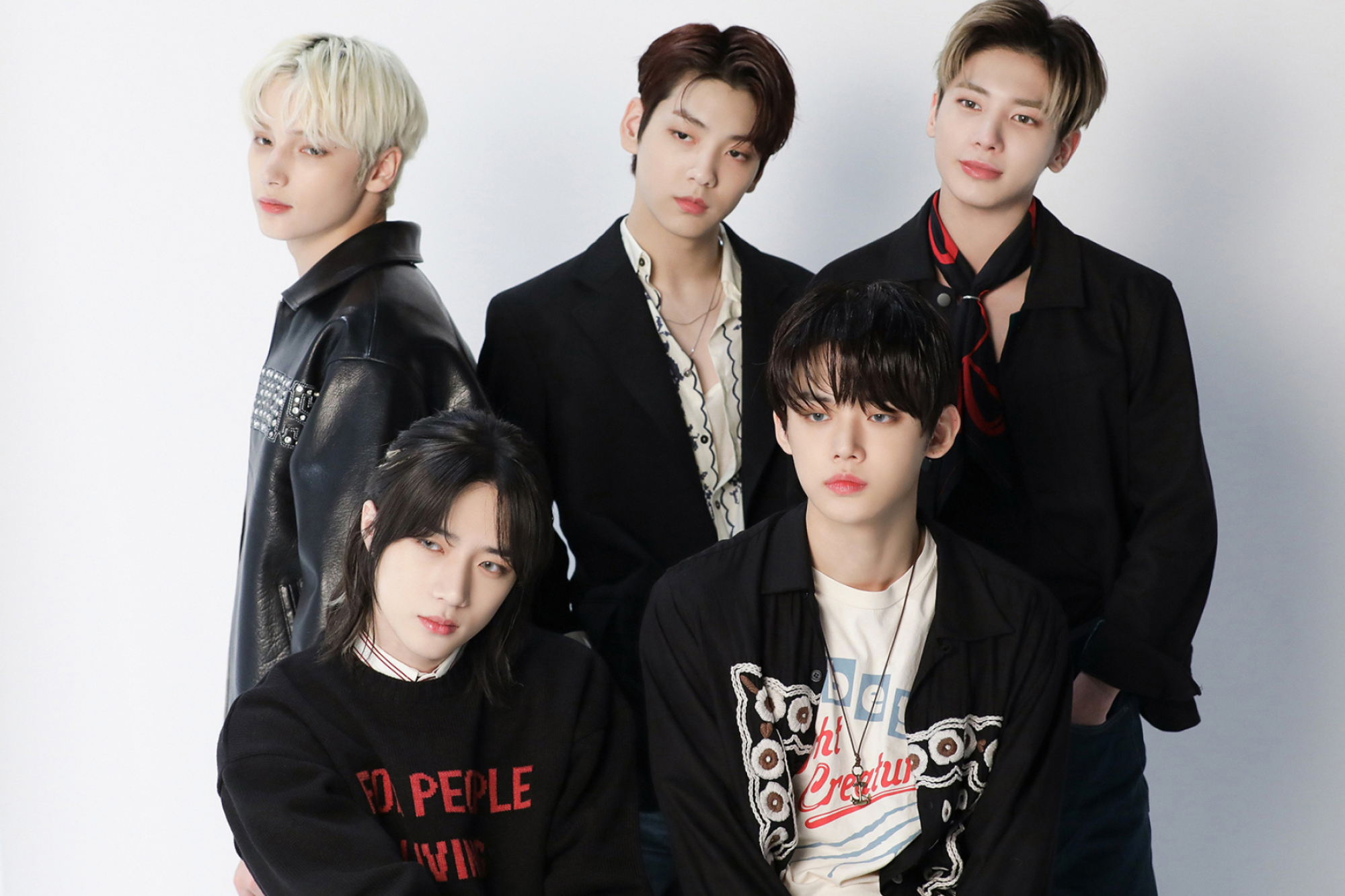 Tomorrow X Together, Yeonjun and Beomgyu, Soobin and Taehyun, Huening Kai, Black studio photoshoot, HD Desktop wallpaper