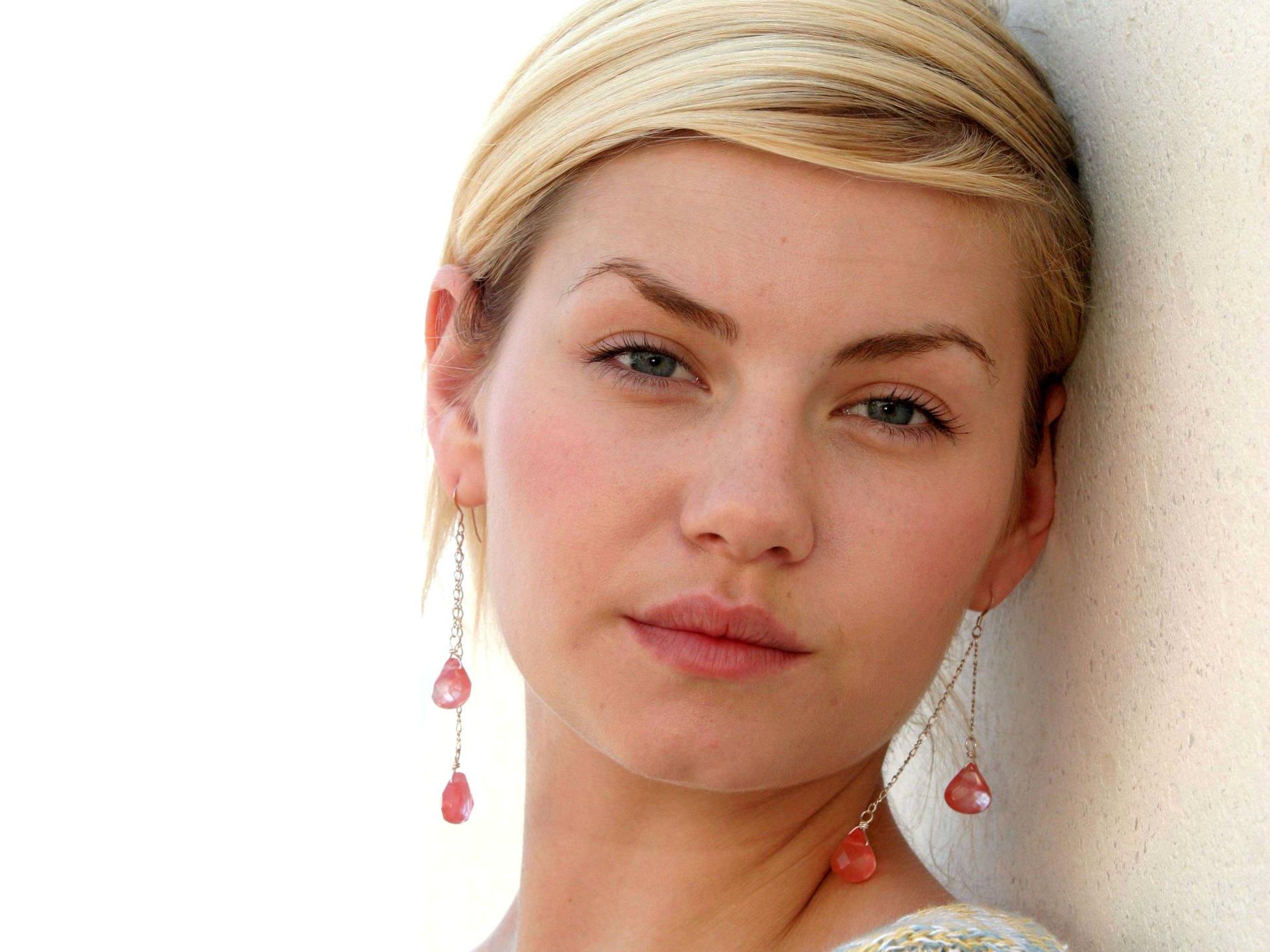 Elisha Cuthbert, Stunning beauty, Mesmerizing presence, Iconic figure, 1920x1440 HD Desktop