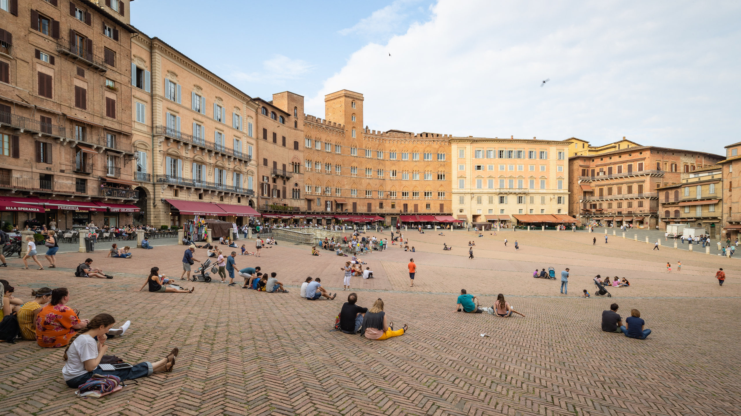 Piazza del Campo, Siena vacation rentals, Condo and apartment, Rentals, 2560x1440 HD Desktop