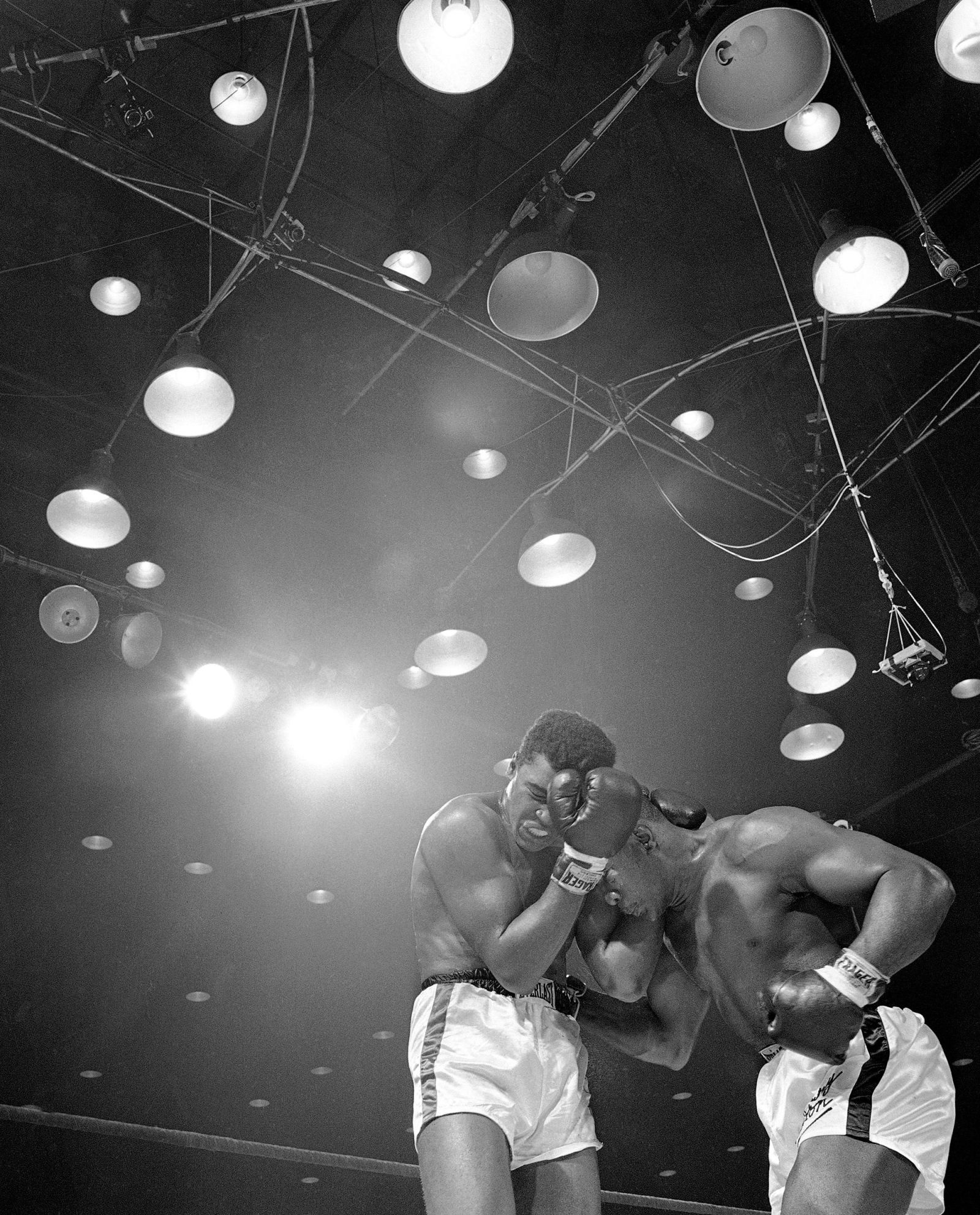 Muhammad Ali vs Sonny Liston, Combat Sports Wallpaper, 1600x1990 HD Phone