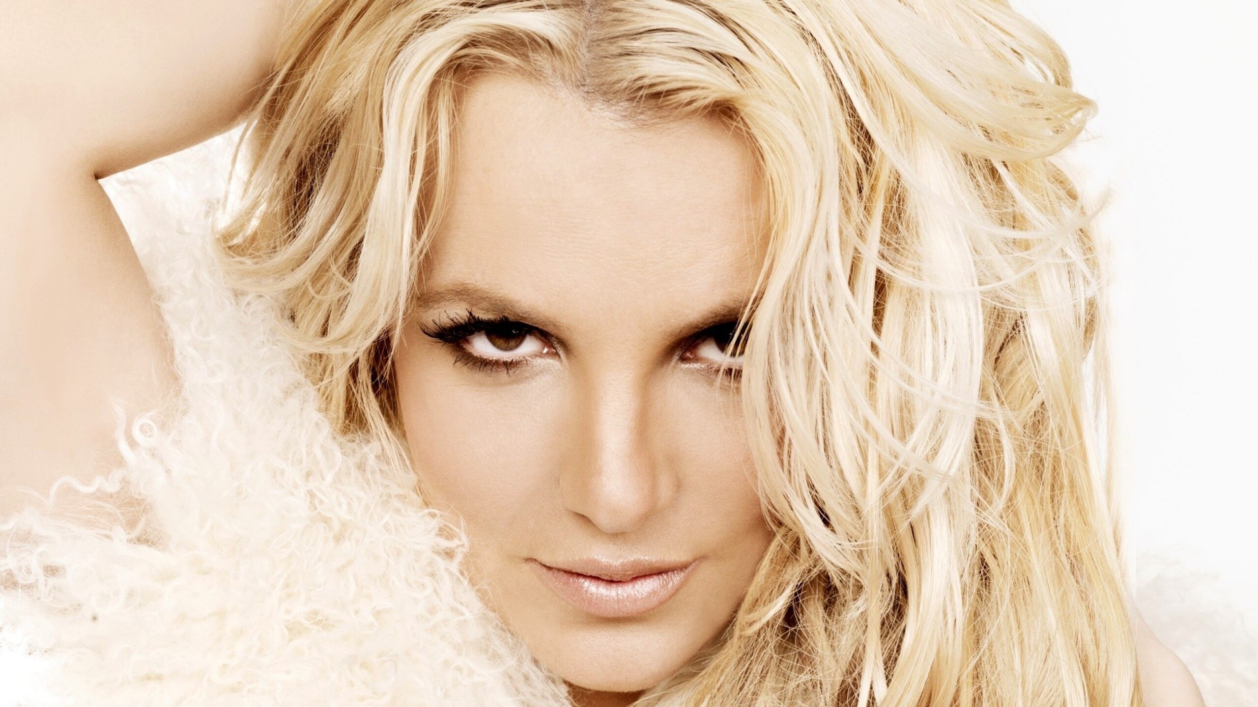 Download wallpaper, Britney Spears, Look face, Eyes haircut, 2560x1440 HD Desktop