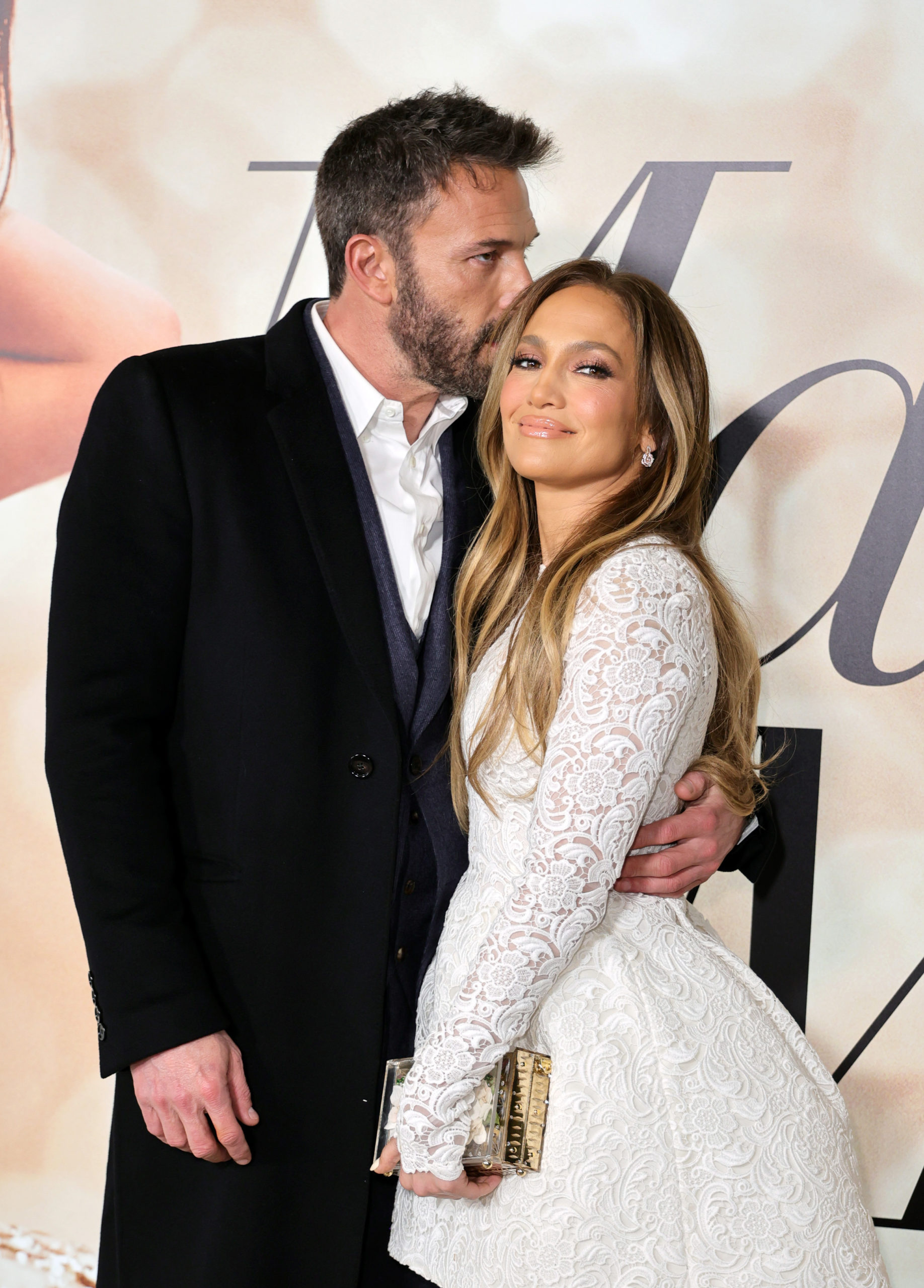 Ben Affleck, Jennifer Lopez, Marry Me screening, Sweet kiss, 1840x2560 HD Phone