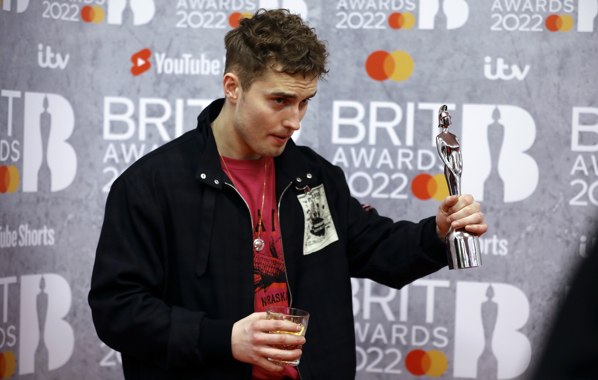 Brit Awards 2022, Sam Fender, Beer Pump, Local Pub, 2000x1270 HD Desktop