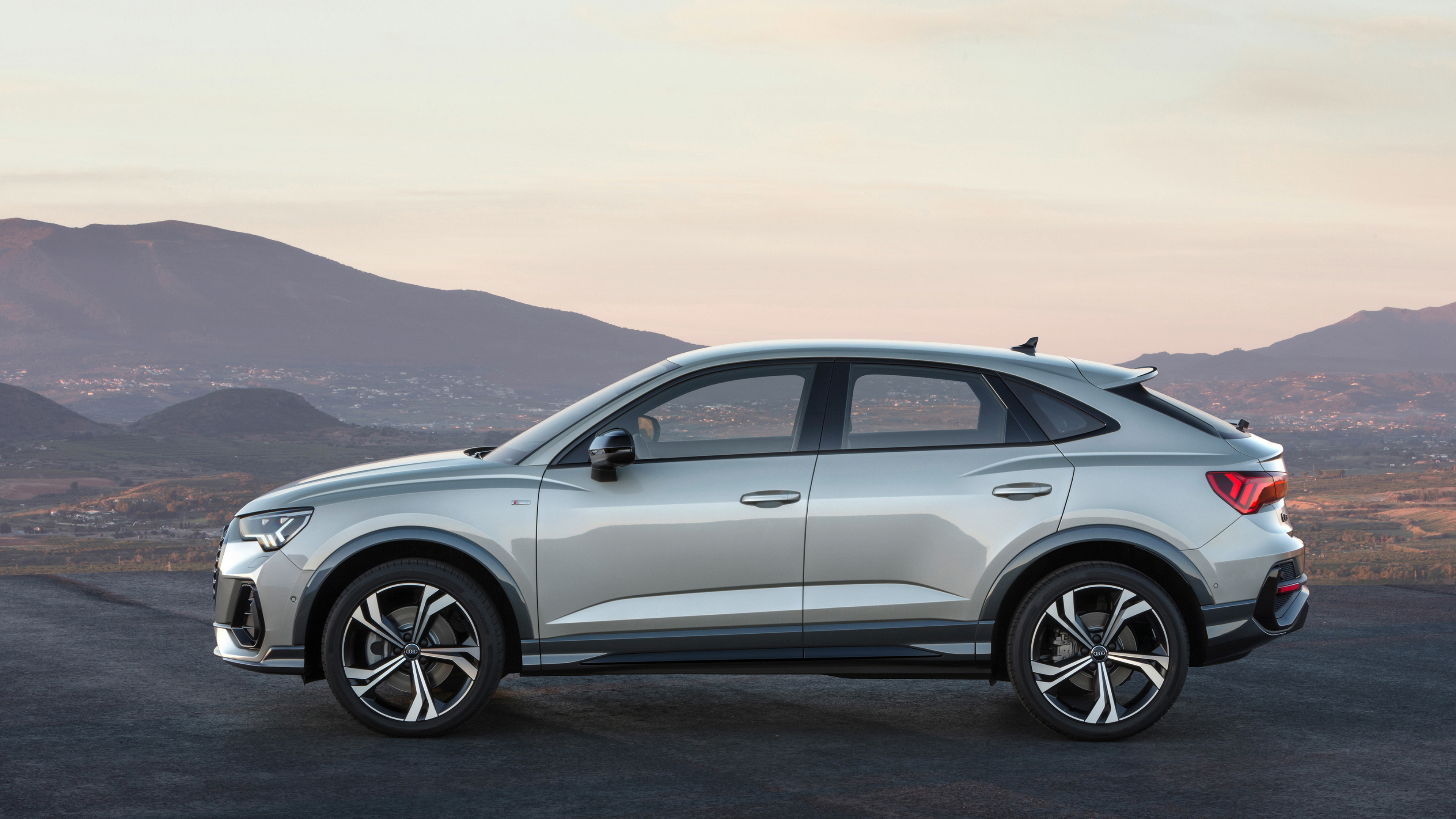 Audi Q3, Sporty elegance, Quattro all-wheel drive, Cutting-edge technology, 3840x2160 4K Desktop